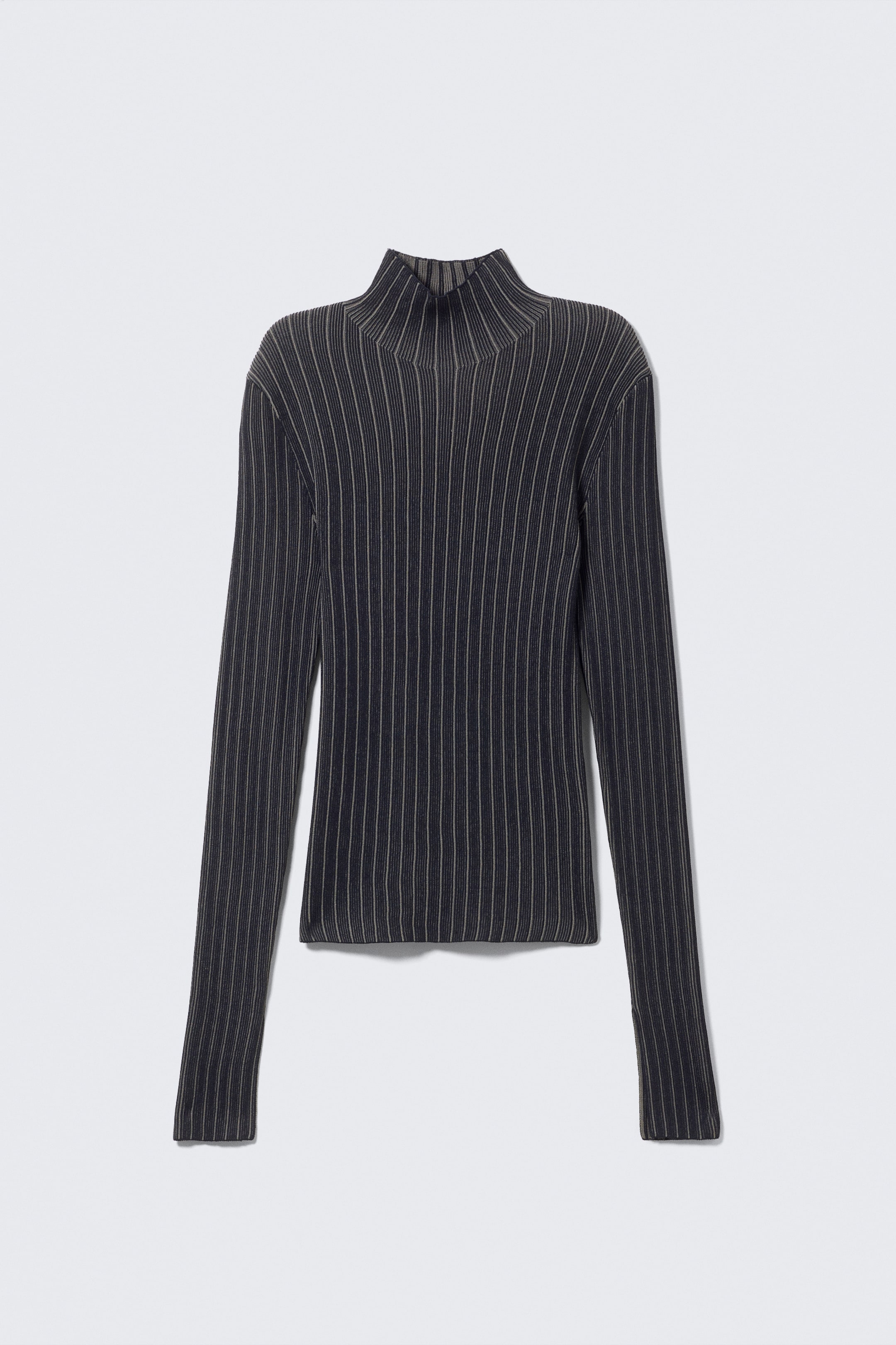 Größeres Bild ansehen: Ein Slim-Fit-Rollkragenpullover wird von vorne präsentiert. Er zeigt ein feines Rippstrickmuster mit leichten vertikalen Nadelstreifen. Das Kleidungsstück verfügt über einen einlagigen Kragen, lange, eng anliegende Ärmel und gerade Säume.
