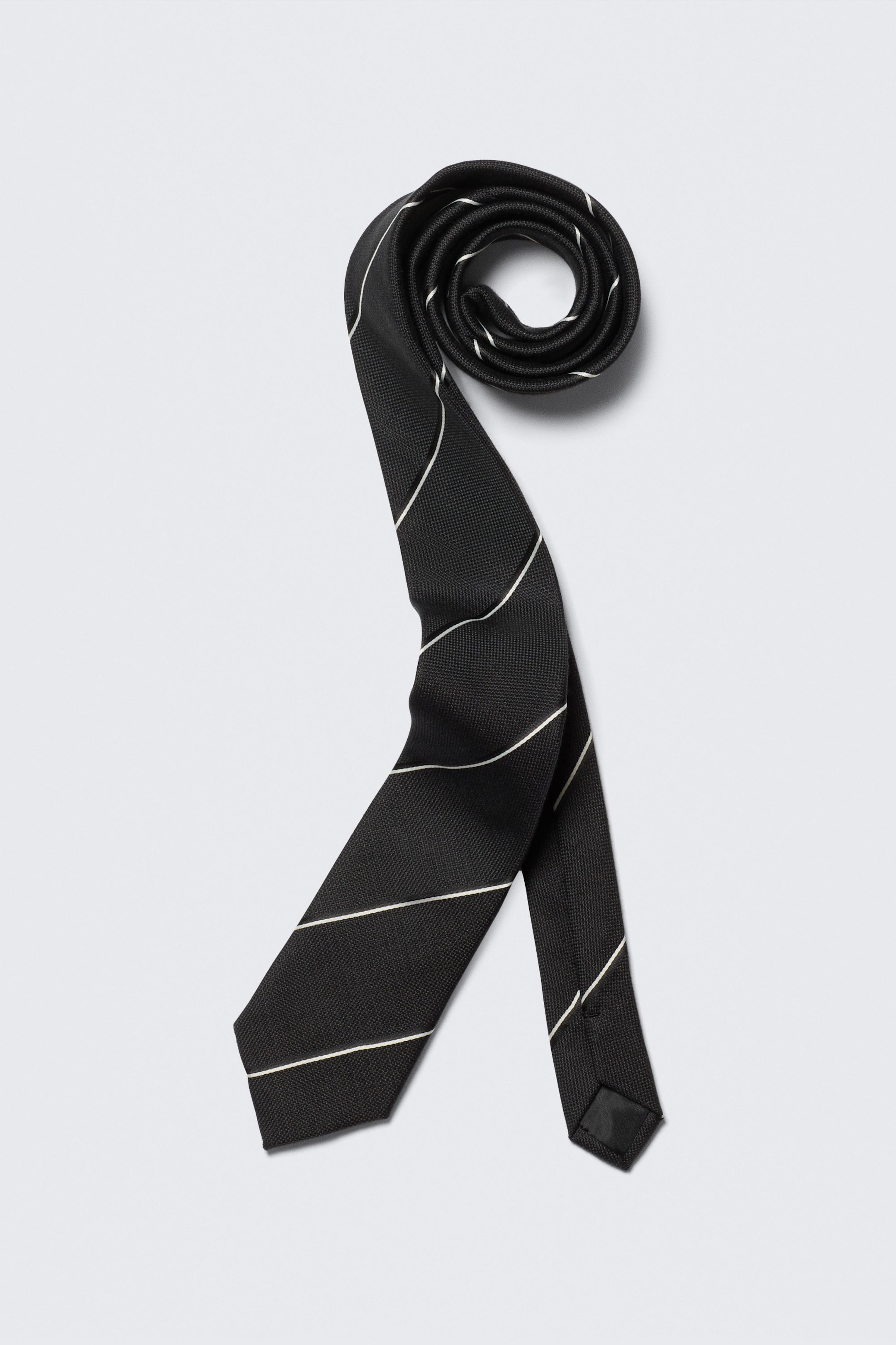 Zwart met strepen - Gestreepte smalle stropdas