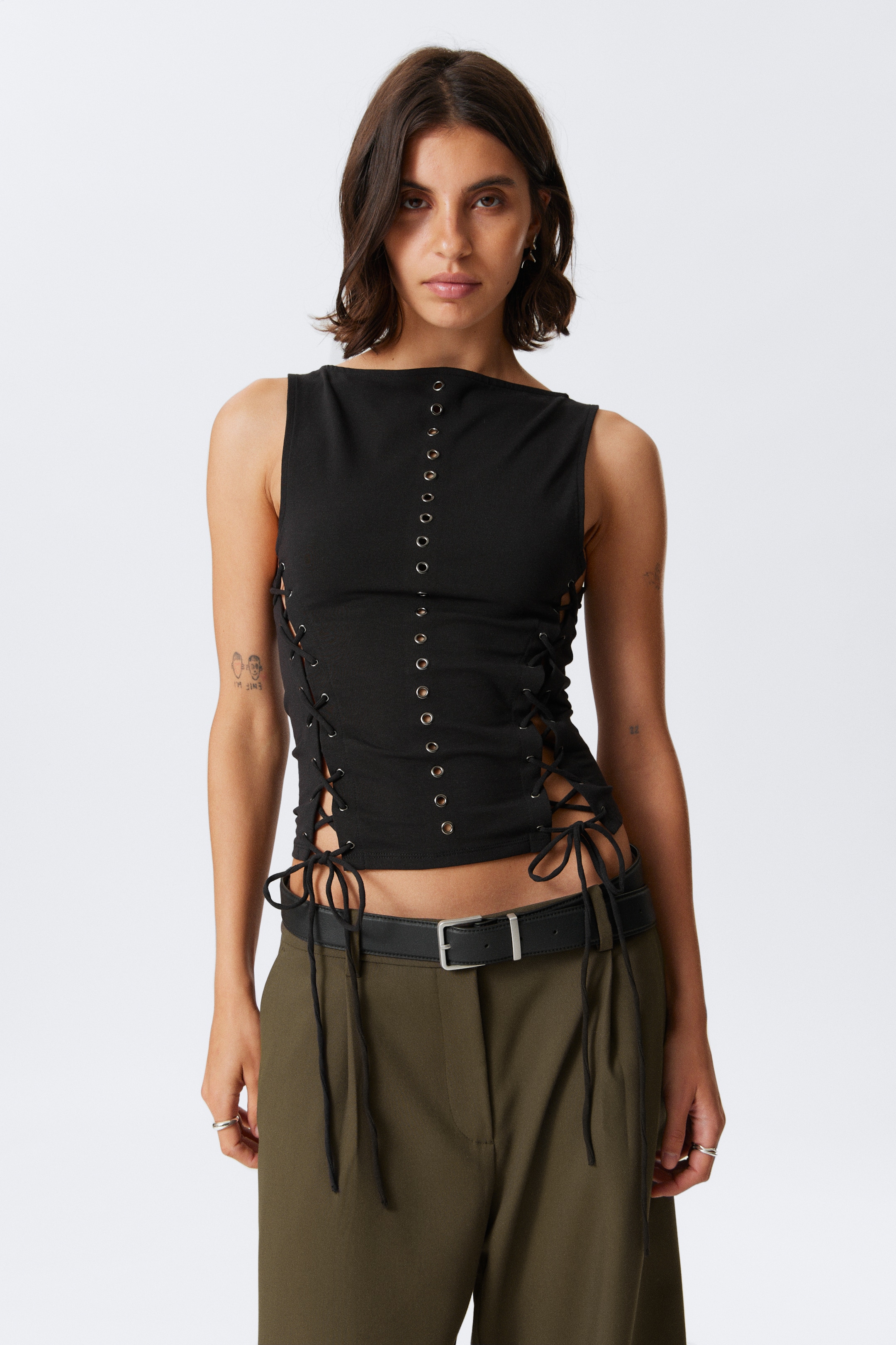 Nagyobb kép megtekintése: Sleeveless Lacing Boat-Neck Eyelet Top - Fekete - NŐI | H&M HU 1