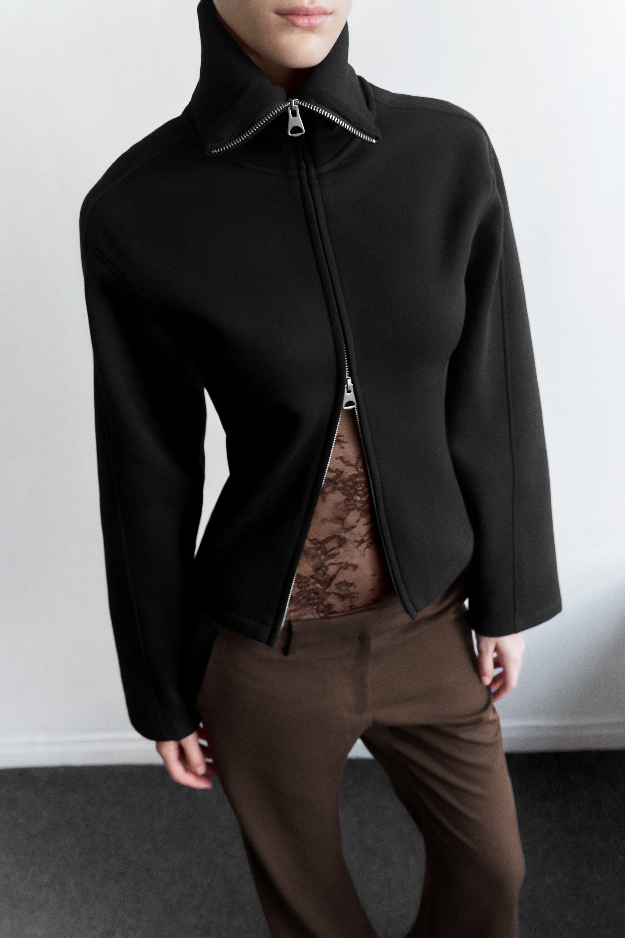 Svart - Figurnær sweatshirt med glidelås - 2