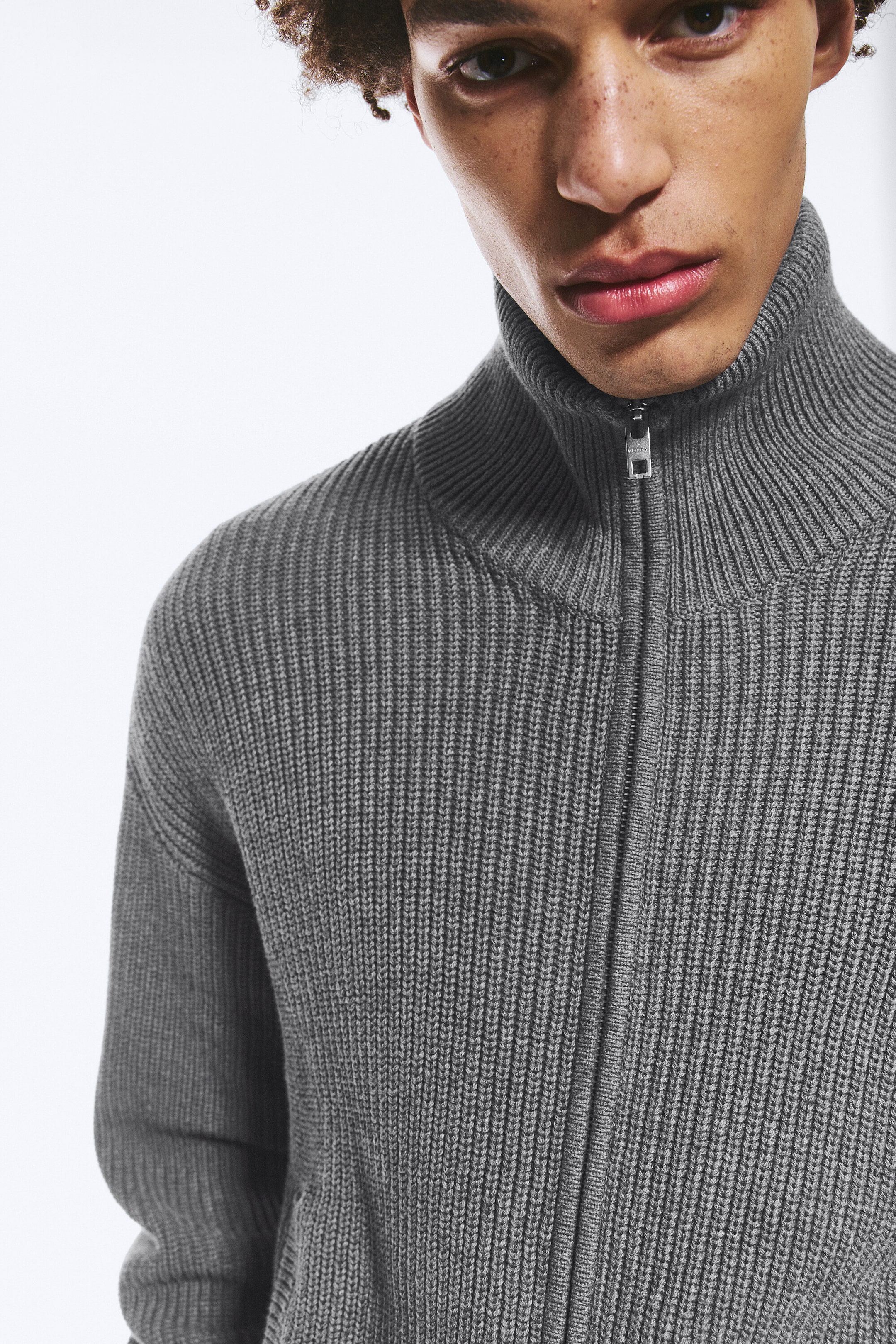 Ljus dimgrå - Avslappnad stickad zip-cardigan med hög krage - 2