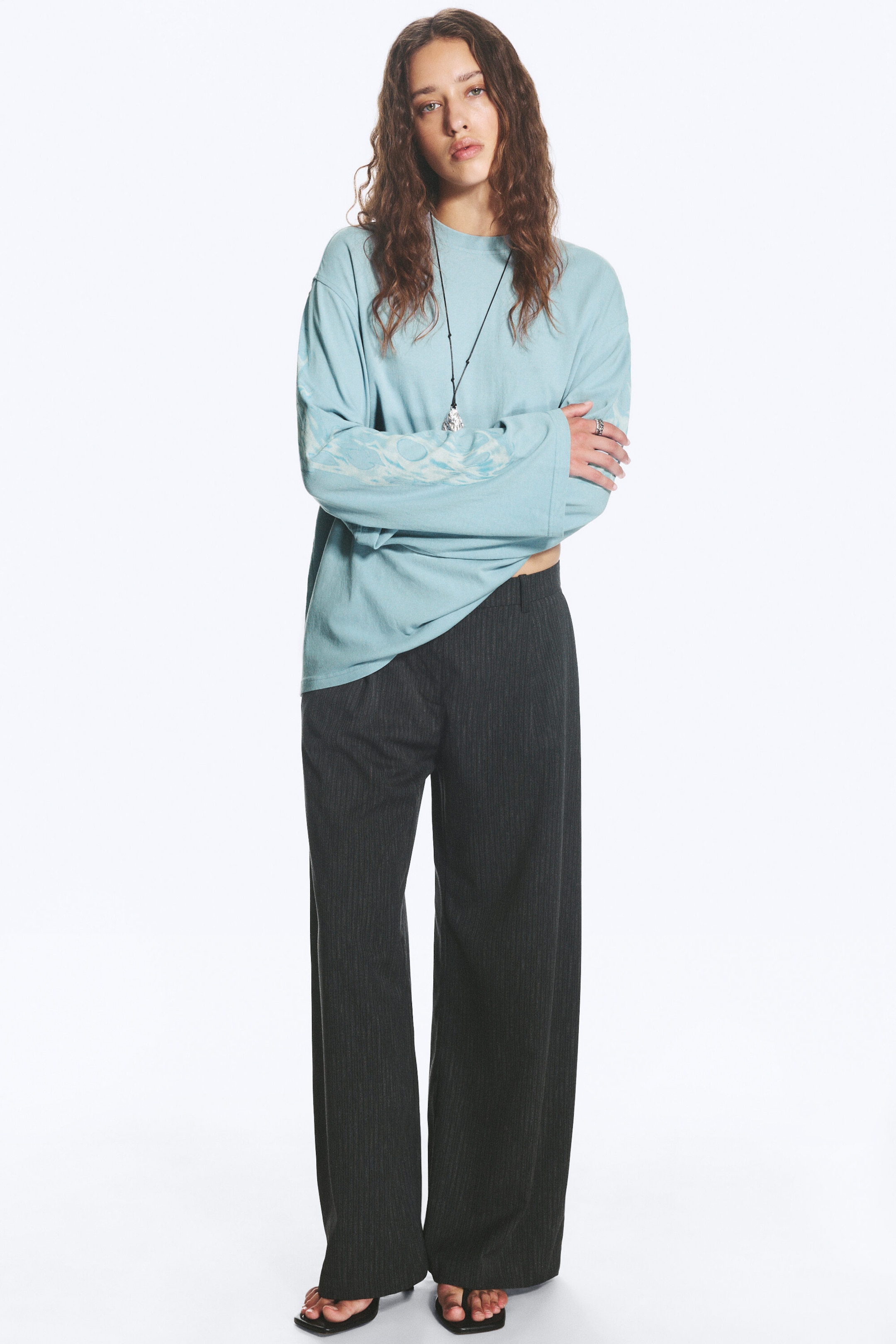 Fines rayures gris foncé - Pantalon de costume large taille basse - 1