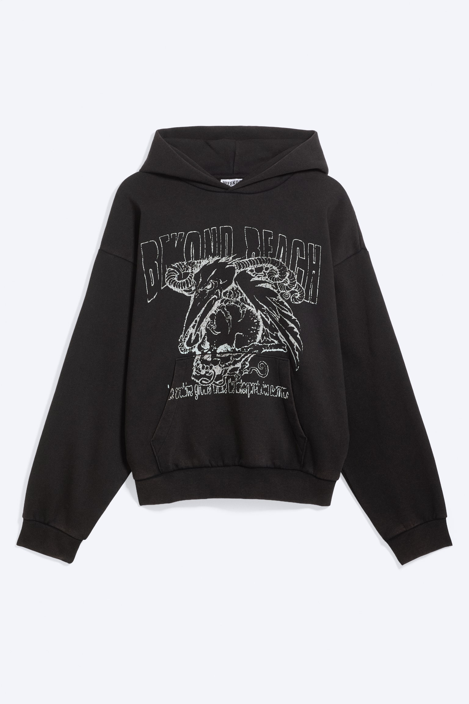 Ein schwarzer Hoodie mit lockerer Passform ist von vorne zu sehen und zeigt überschnittene Schultern, lange Ãrmel mit Rippbündchen und eine groÃzügige Kapuze. Auf der Vorderseite ist ein groÃer, Used-Look-weiÃes Grafik-Print über der Brust zu sehen, darunter eine Kängurutasche und ein gerippter Saum. - 1