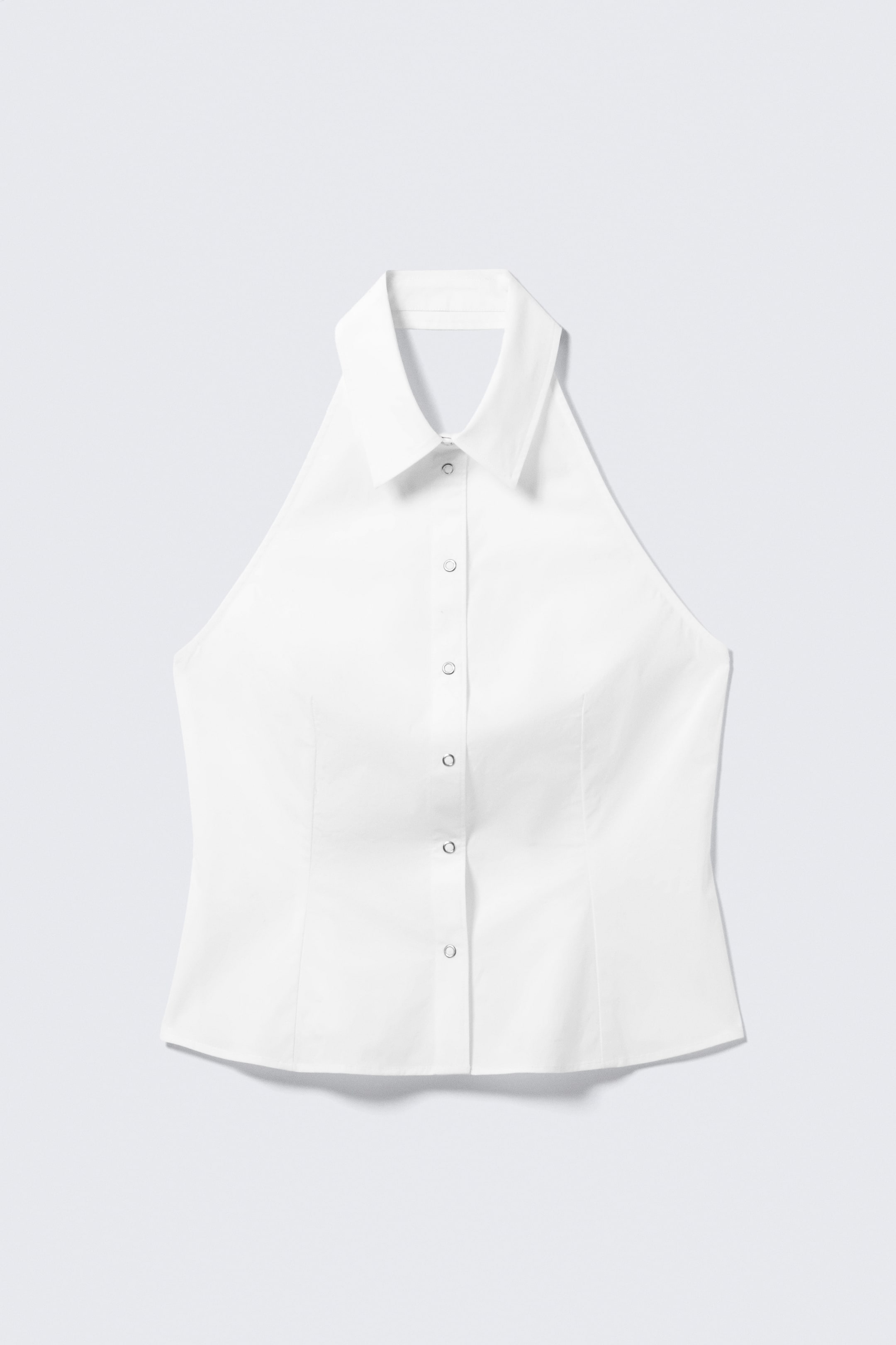 Ver imagem maior: Um top branco com decote halter está a mostrar a sua vista frontal. Apresenta uma gola pontiaguda que forma um decote halter, e uma carcela de botões de pressão de comprimento total desce pelo centro. O top exibe uma silhueta ajustada com costuras verticais de modelagem visíveis.