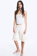 Weiß - Bestickte Baumwollshorts in Knielänge - 0