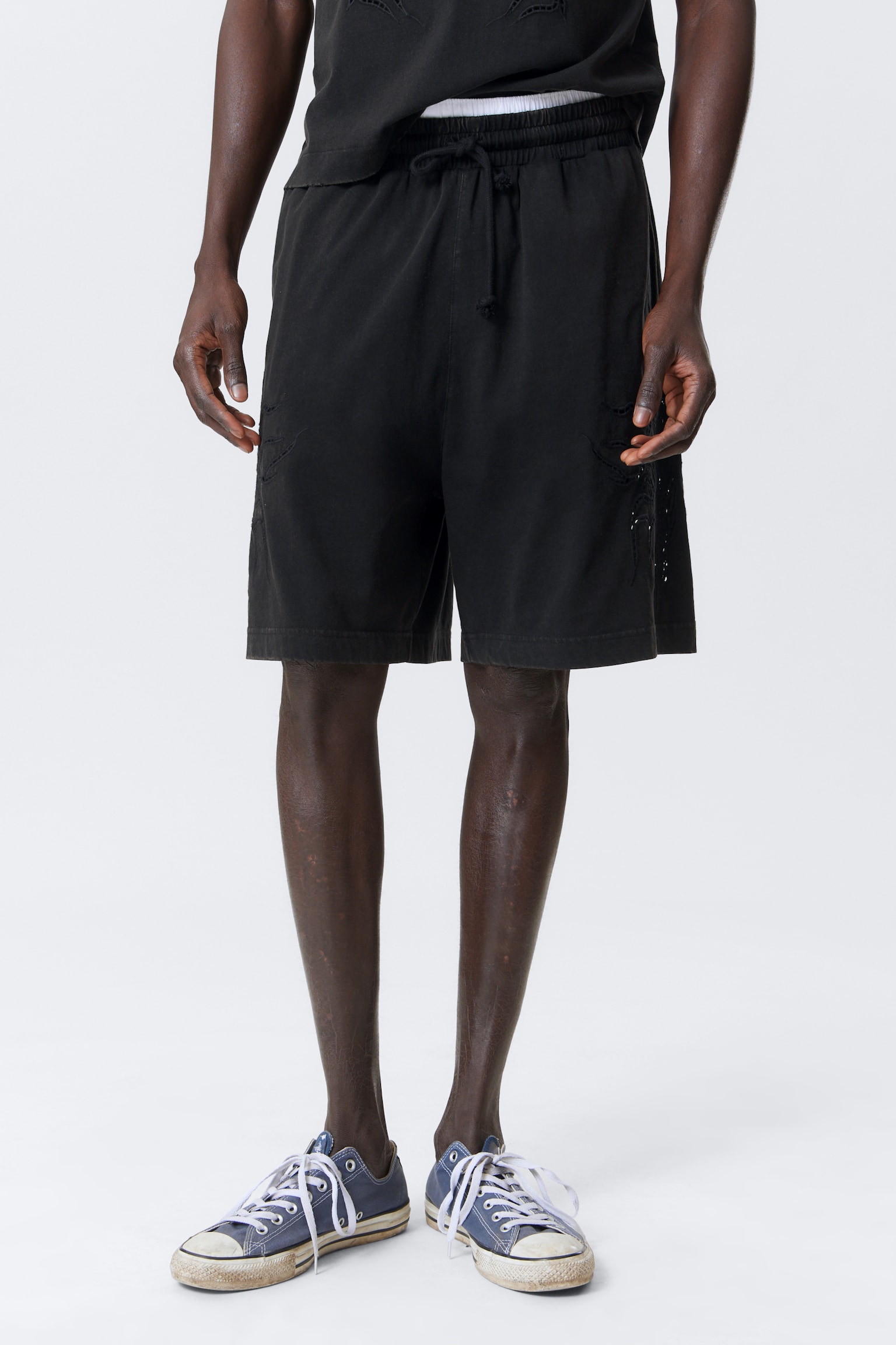 Shorts loose in cotone con ricamo a punto inglese - Nero lavato - 4