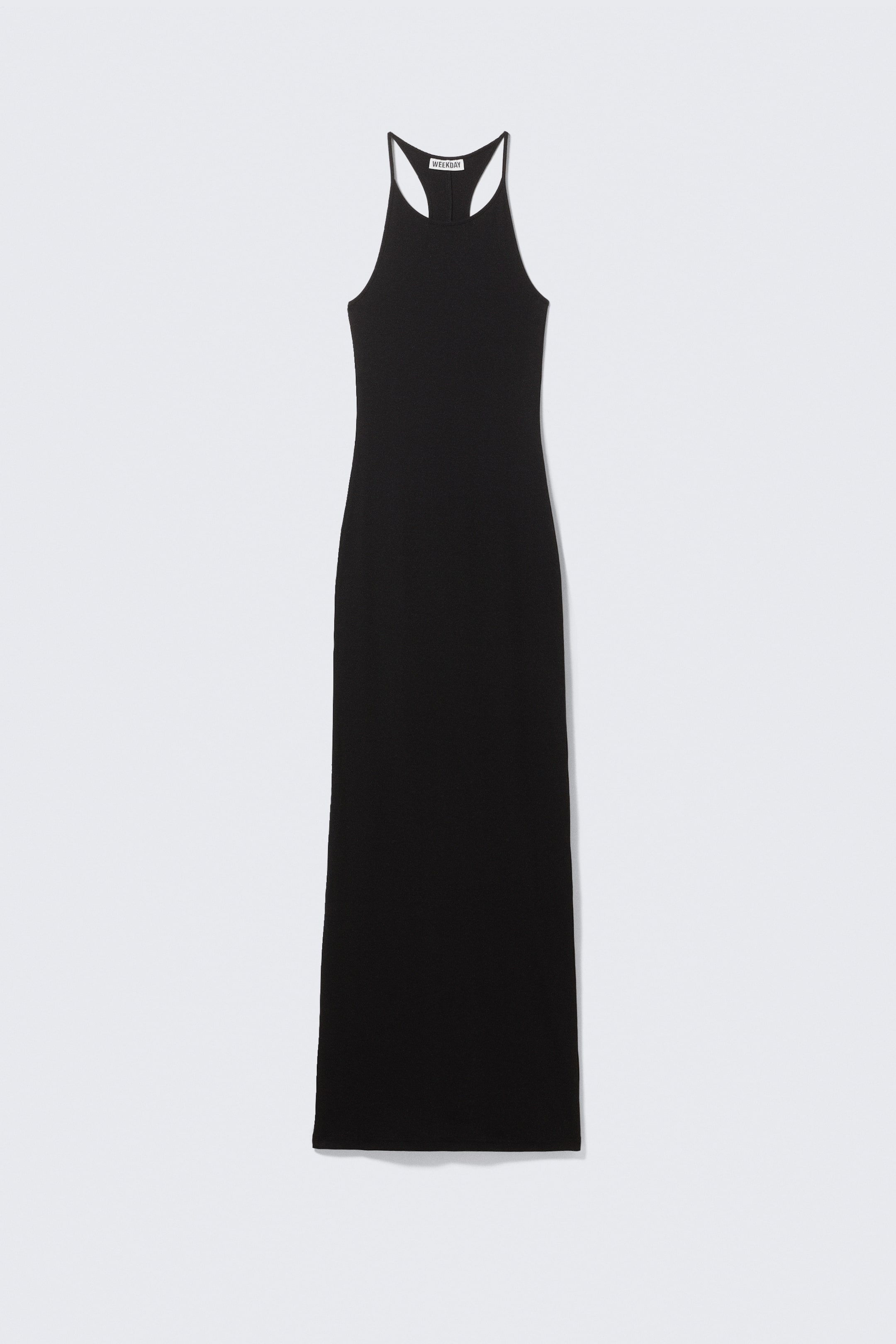 Grotere afbeelding bekijken: Een zwarte maxi-jurk wordt aan de voorkant getoond, met een hoge ronde halslijn, dunne schouderbandjes en een racerback-ontwerp. Het heeft een aansluitende, kolomvormige silhouet met een subtiele geribbelde textuur, en een wit 'WEEKDAY'-label is zichtbaar aan de binnenkant van de achterhals.