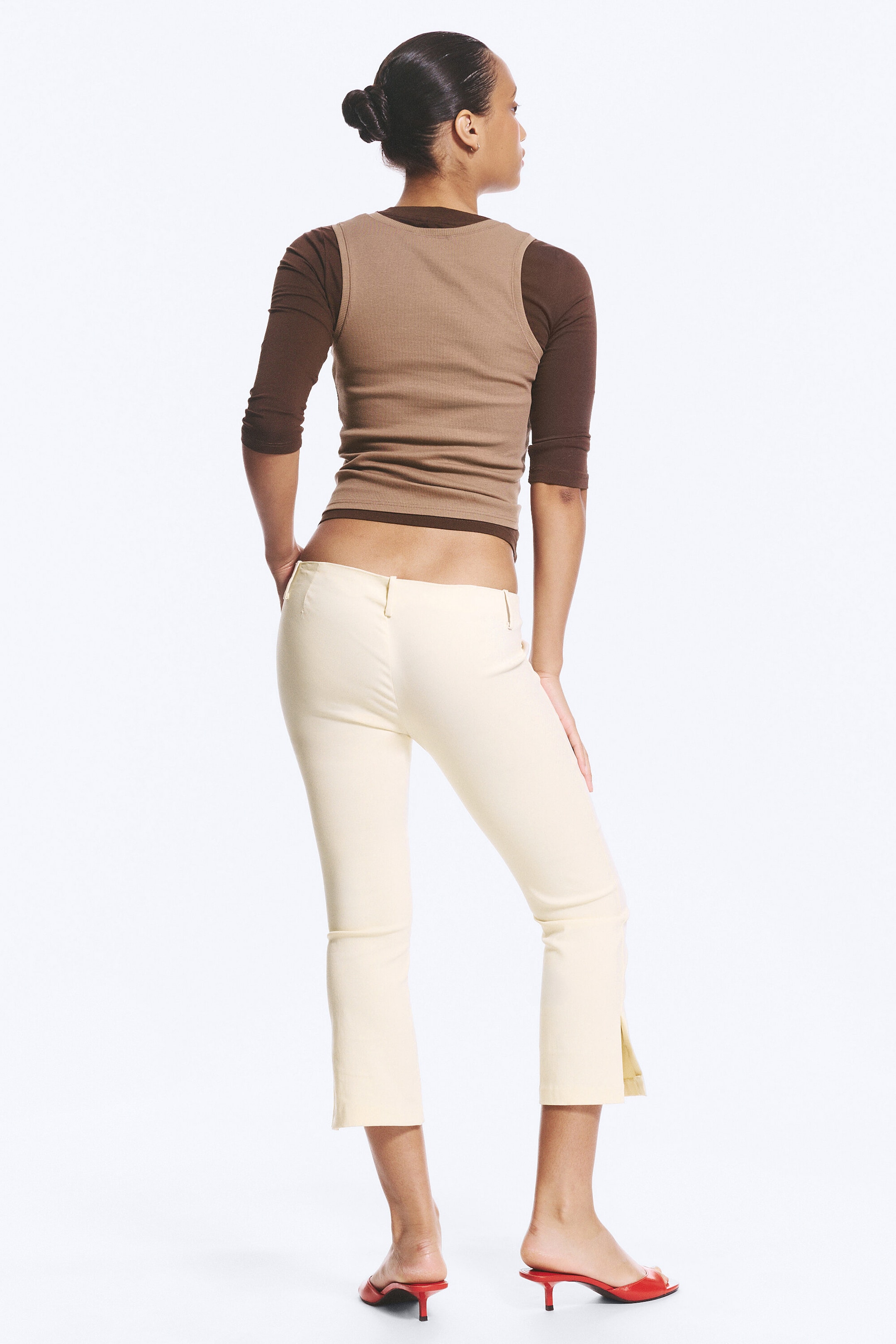 Helles, staubiges Beige - Caprihose mit niedrigem Bund - 3