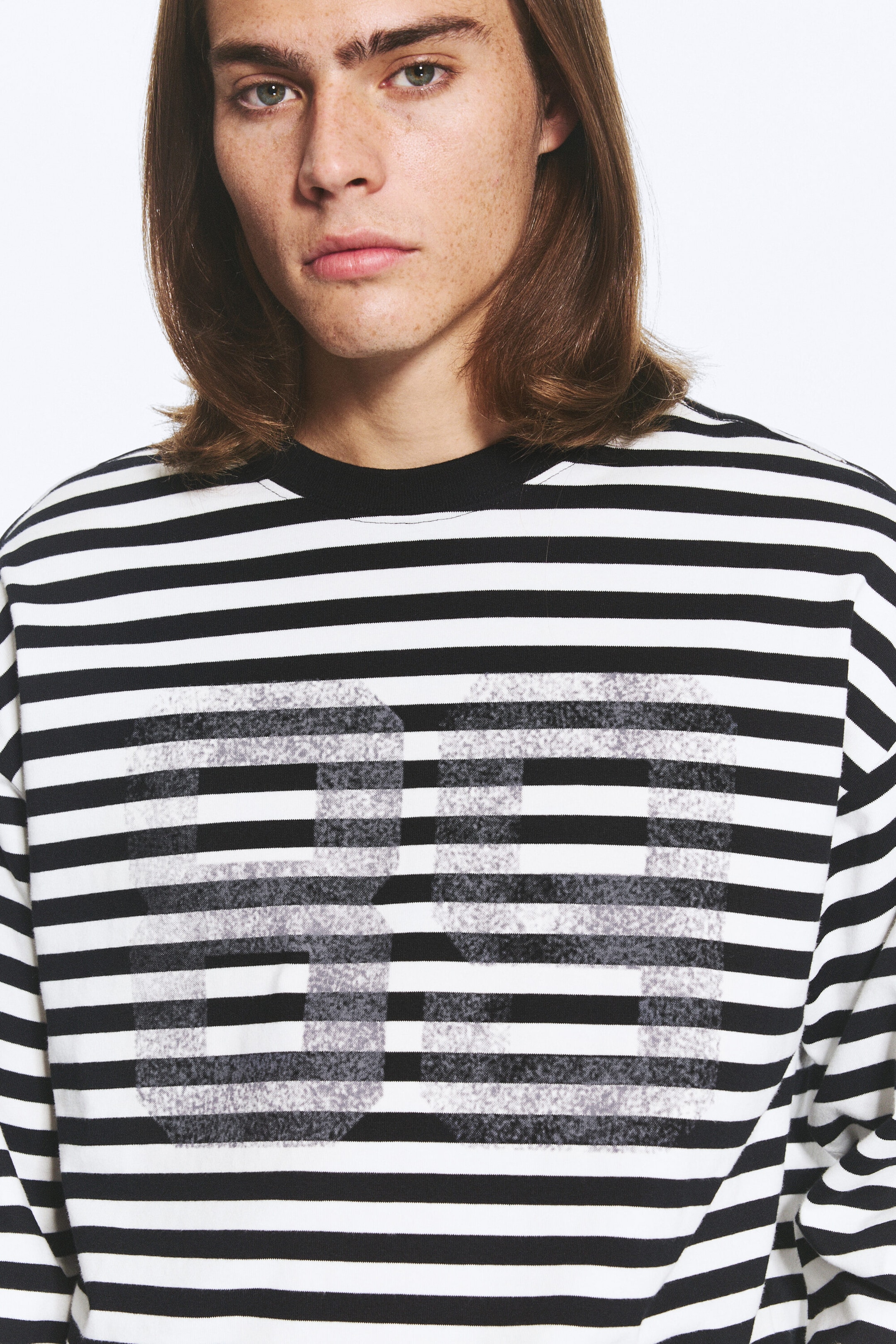 Gestreift Weiß/Schwarz - Kastiges Langarmshirt mit Grafikprint - 1
