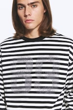 Gestreift Weiß/Schwarz - Kastiges Langarmshirt mit Grafikprint - 1