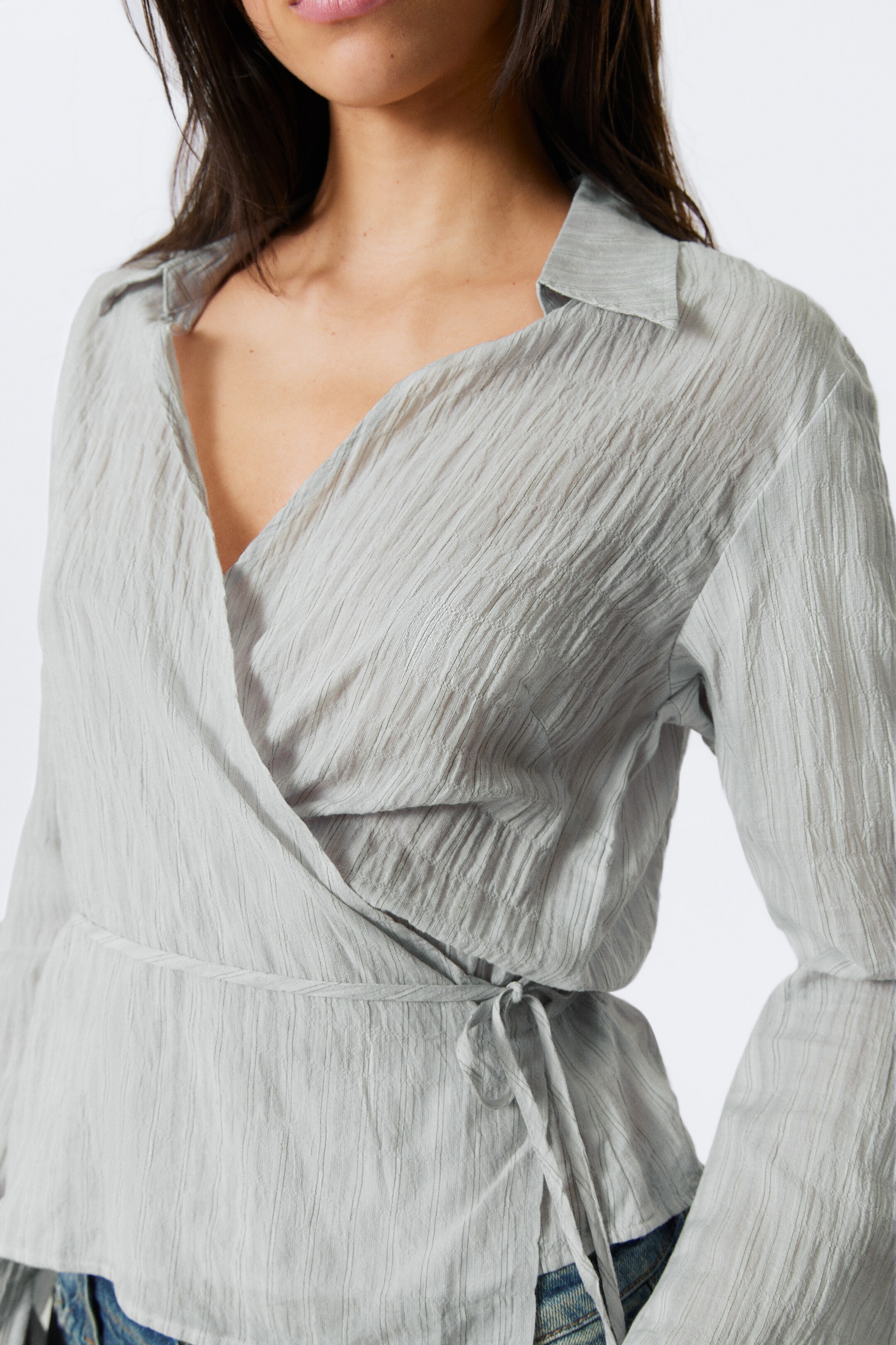 Grotere afbeelding bekijken: Overslagoverhemd met lange mouwen en structuur - Lichtgrijs - DAMES | H&M NL 2