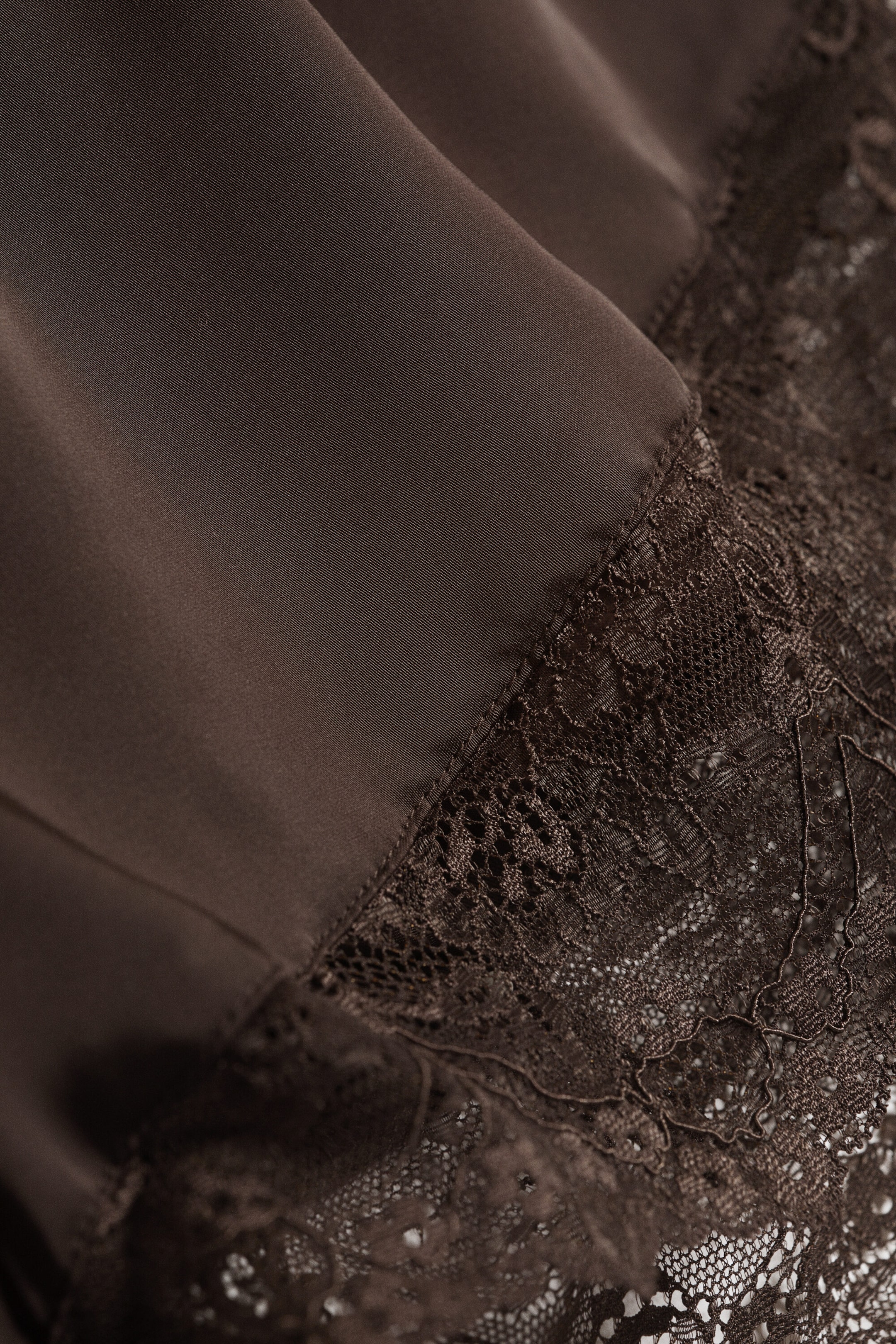 Dunkelbraun - Kurze Satin-Shorts mit Spitze - 5