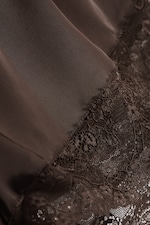 Dunkelbraun - Kurze Satin-Shorts mit Spitze - 5