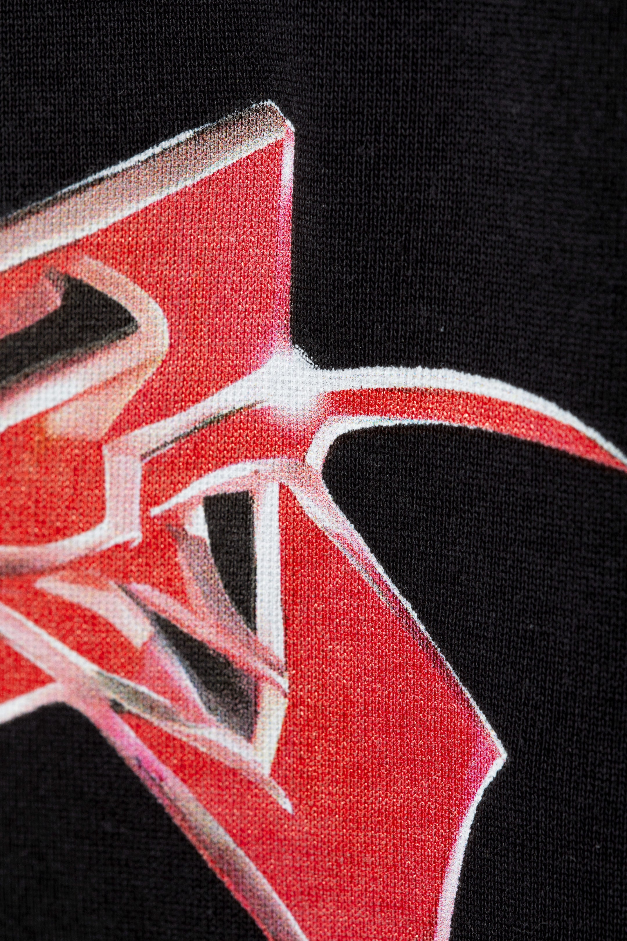 Svart med rød logo - Oversized T-skjorte med grafisk trykk - 1