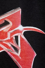 Svart med rød logo - Oversized T-skjorte med grafisk trykk - 1