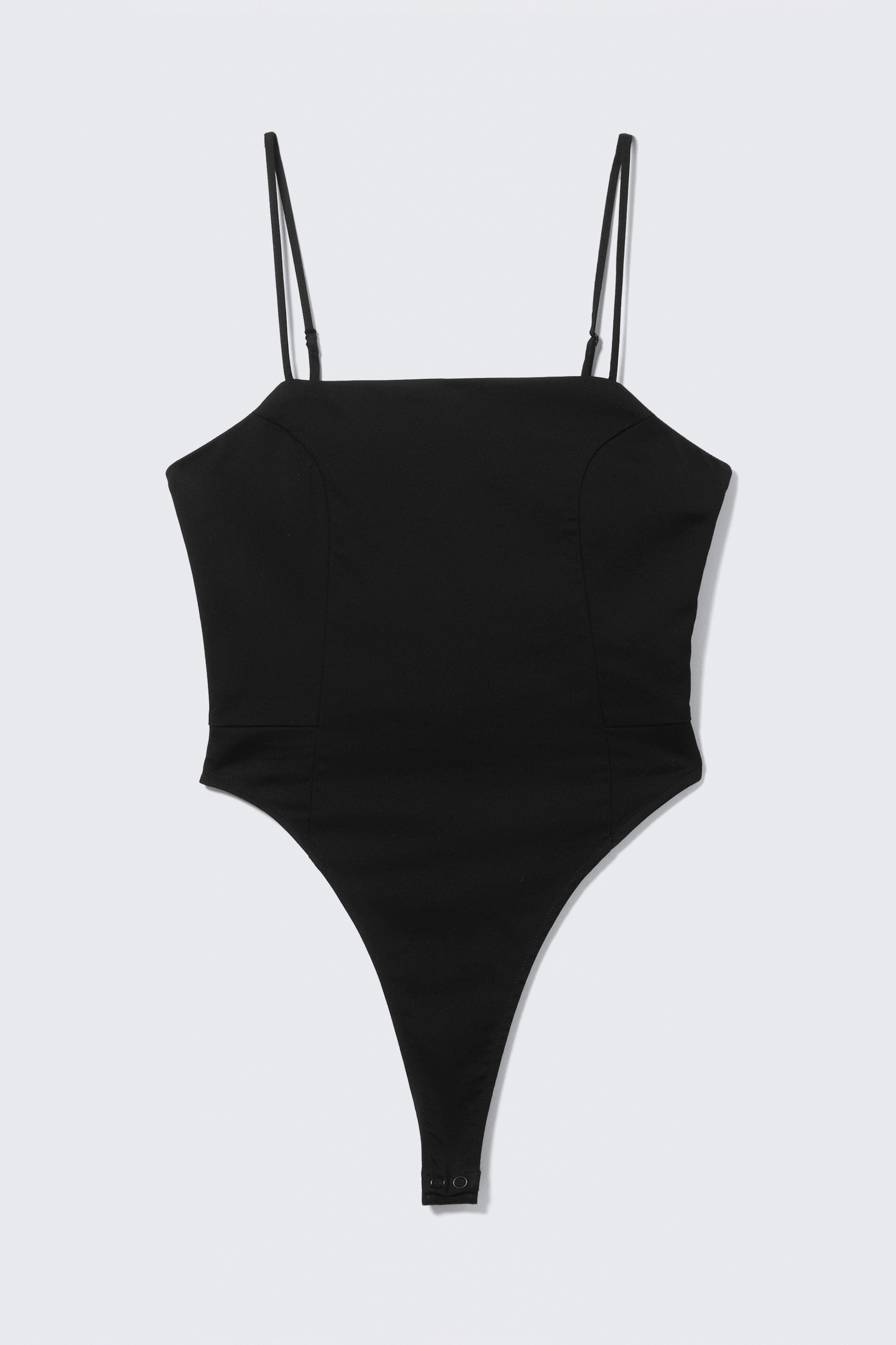 Ingrandisci l'immagine: Un body nero presenta il suo FRONTE, caratterizzato da un corpo aderente realizzato in twill strutturato. Presenta uno scollo quadrato, spalline sottili regolabili e una gamba alta con chiusura a scatto alla base.