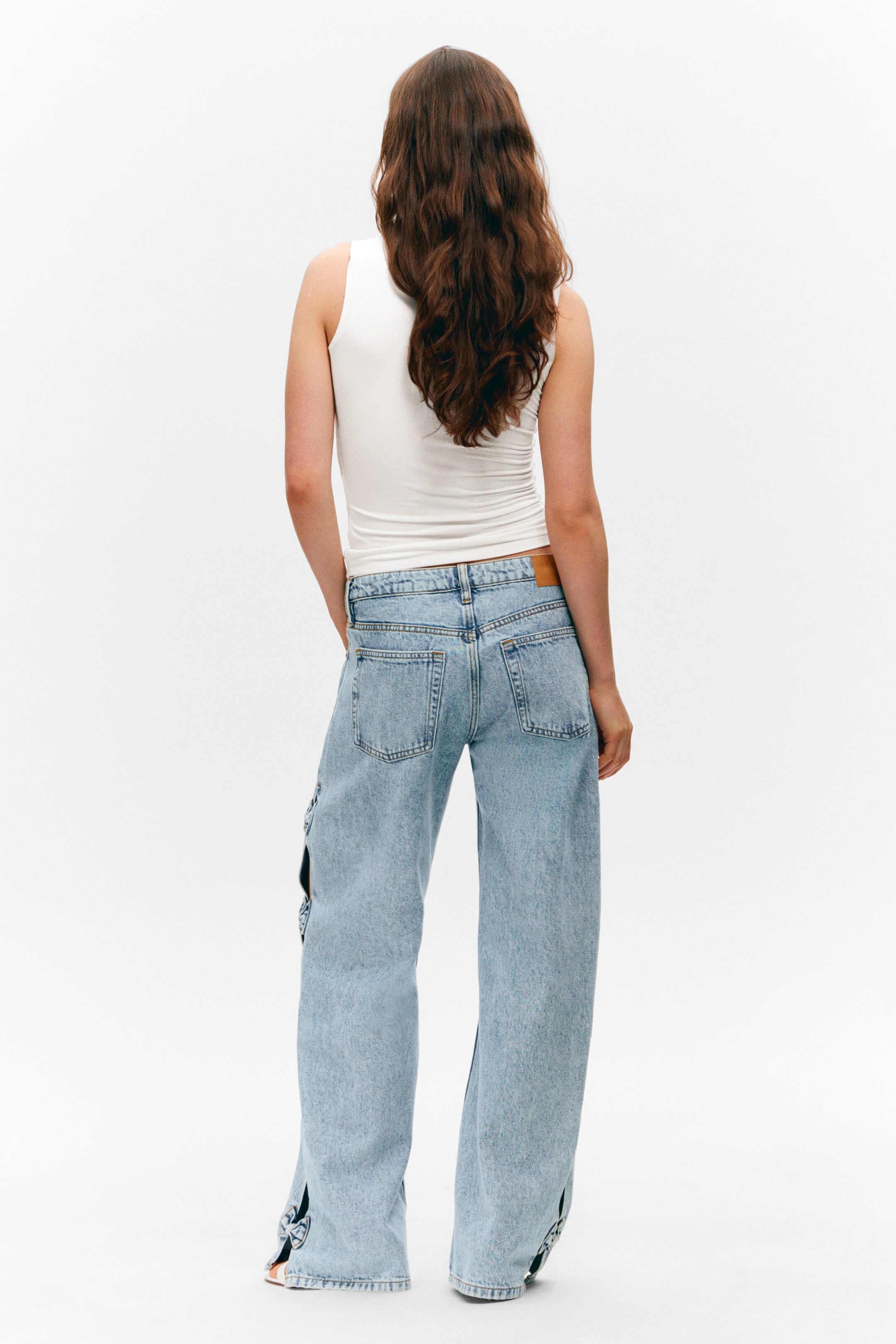 Ver imagen más grande: Vaqueros con lazos, pernera ancha y tiro bajo Imoo - Mid Blue - Azul medio - MUJER | H&M ES 4
