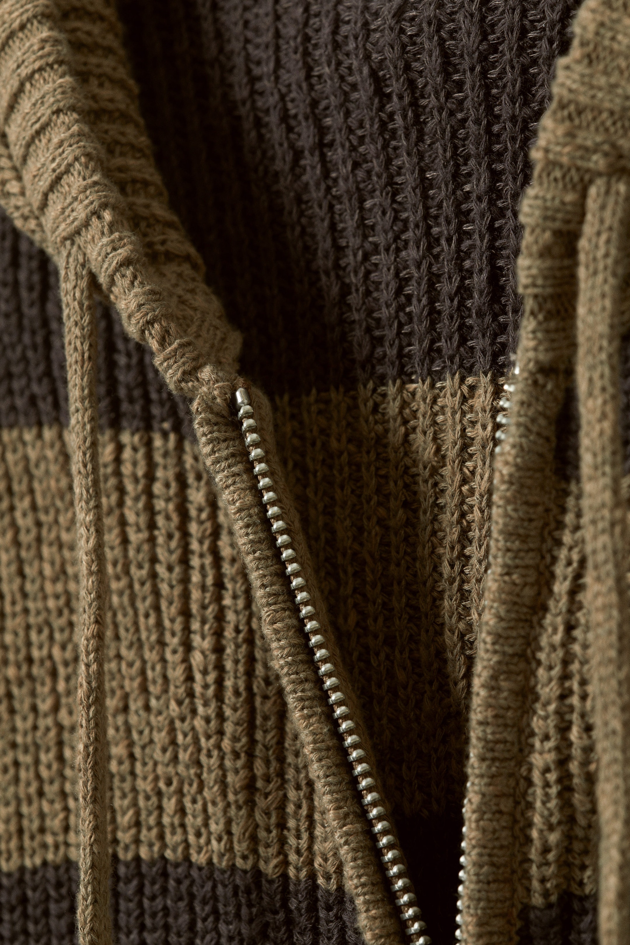 Graubraun & braun gestreift - Schlanker Strick-Hoodie mit Reißverschluss - 4