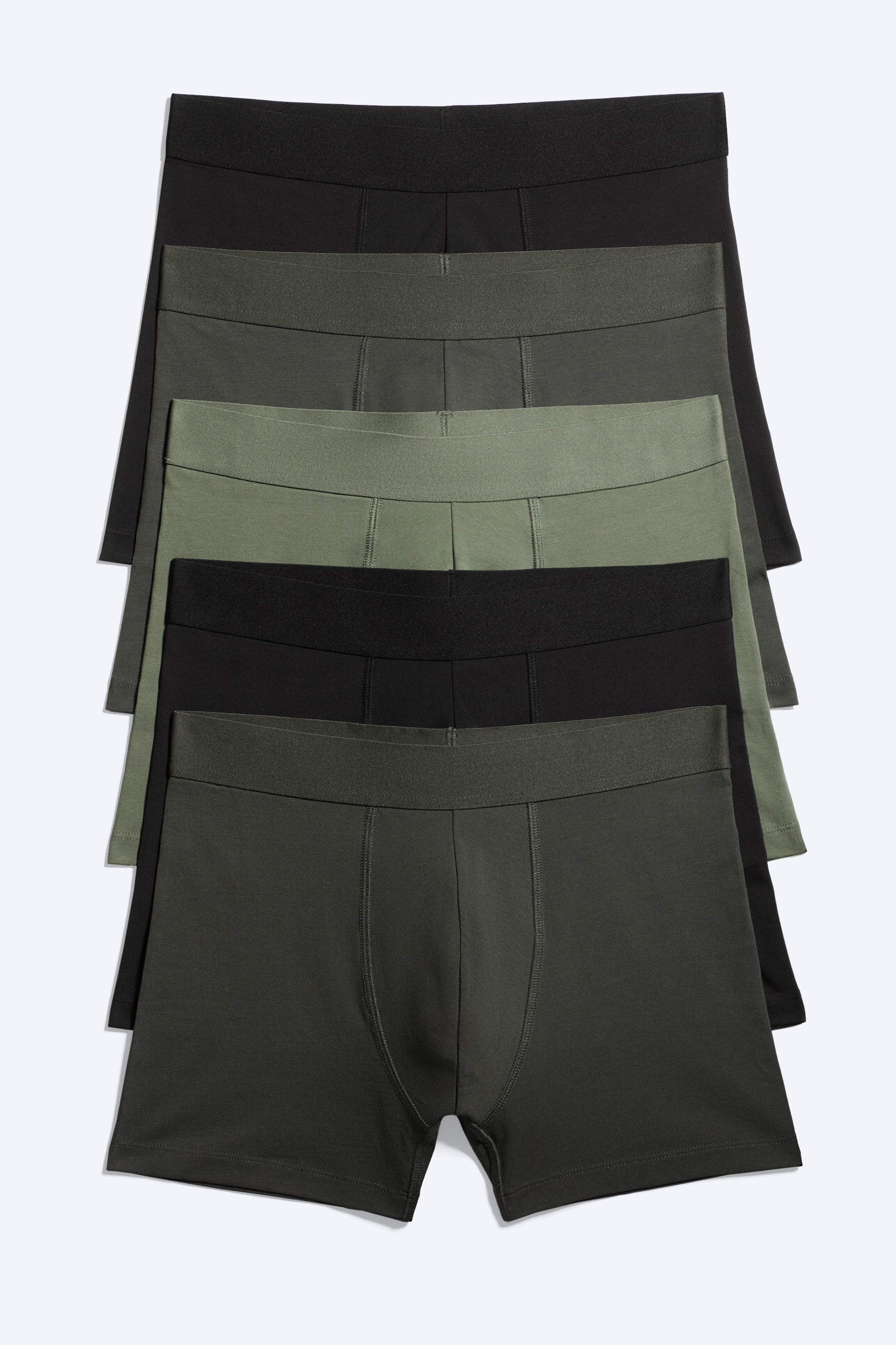 Grösseres Bild ansehen: Fünf Paar Boxershorts sind ordentlich in abwechselnden Farben von Schwarz und Olivgrün gestapelt, wobei jedes Paar einen elastischen Bund und ein konturiertes Vorderteil aufweist.