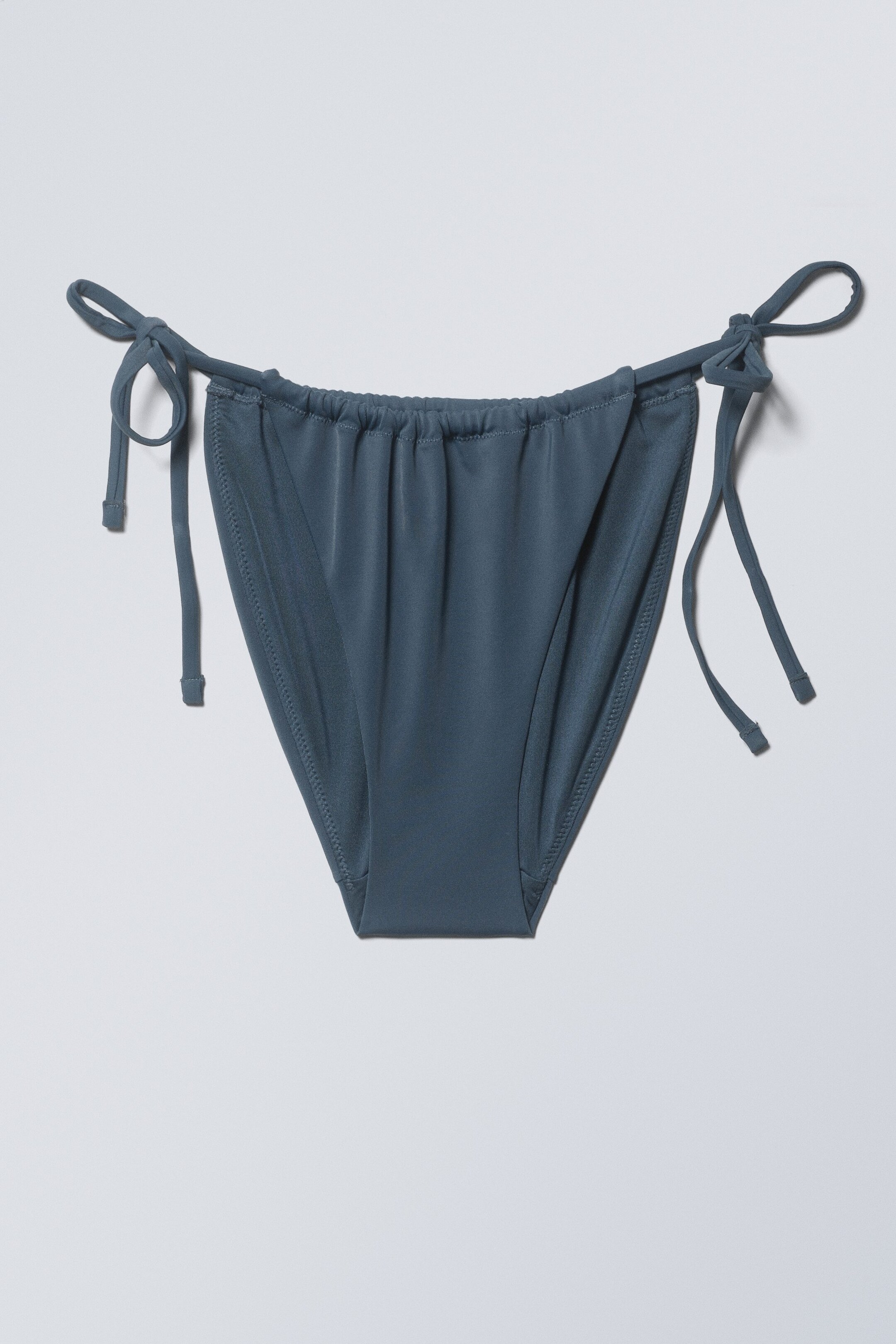 Marineblå - Bikinitruse med lavt liv og rysjer - 0