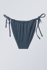 Marineblå - Bikinitruse med lavt liv og rysjer - 0