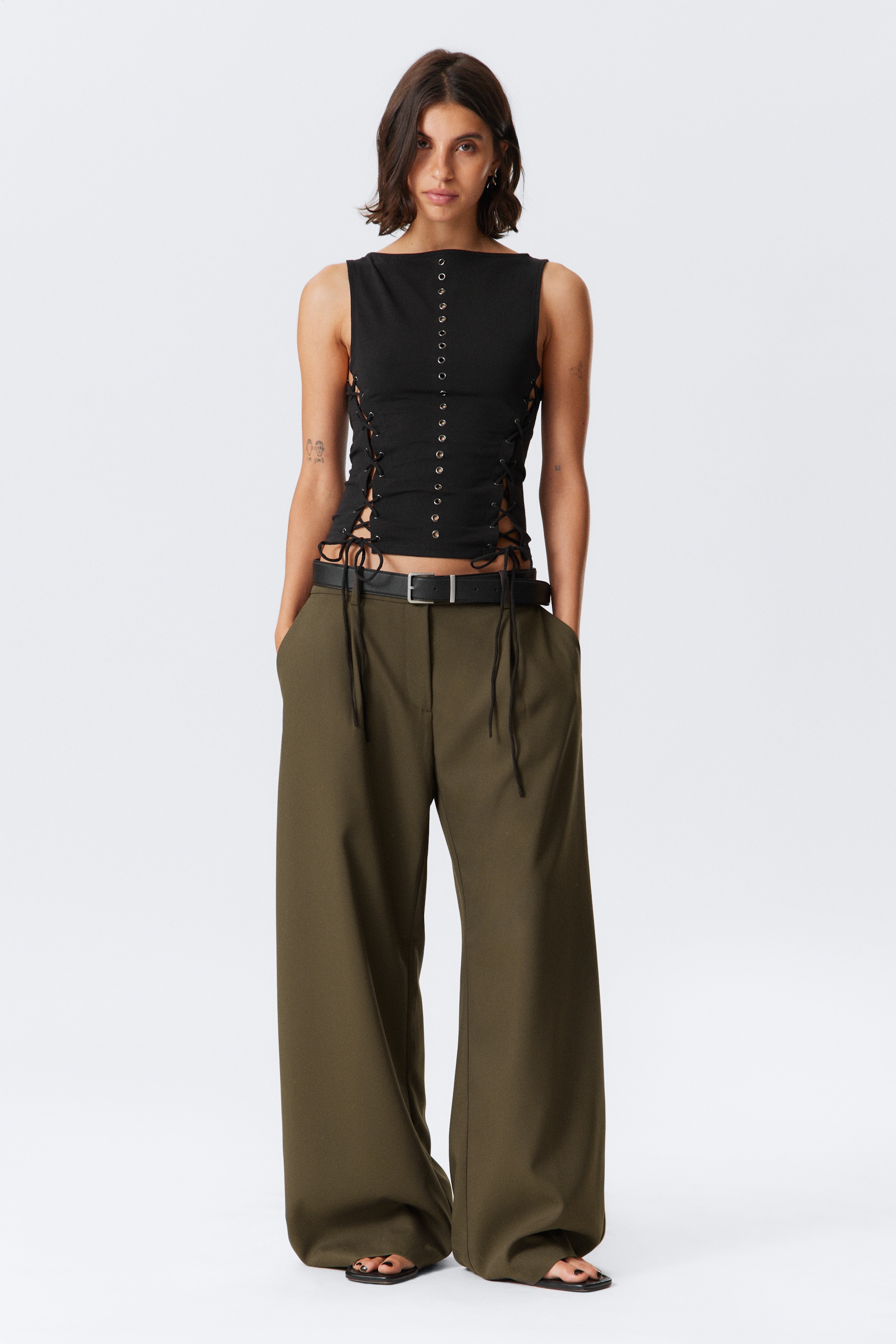 Nagyobb kép megtekintése: Sleeveless Lacing Boat-Neck Eyelet Top - Fekete - NŐI | H&M HU 3