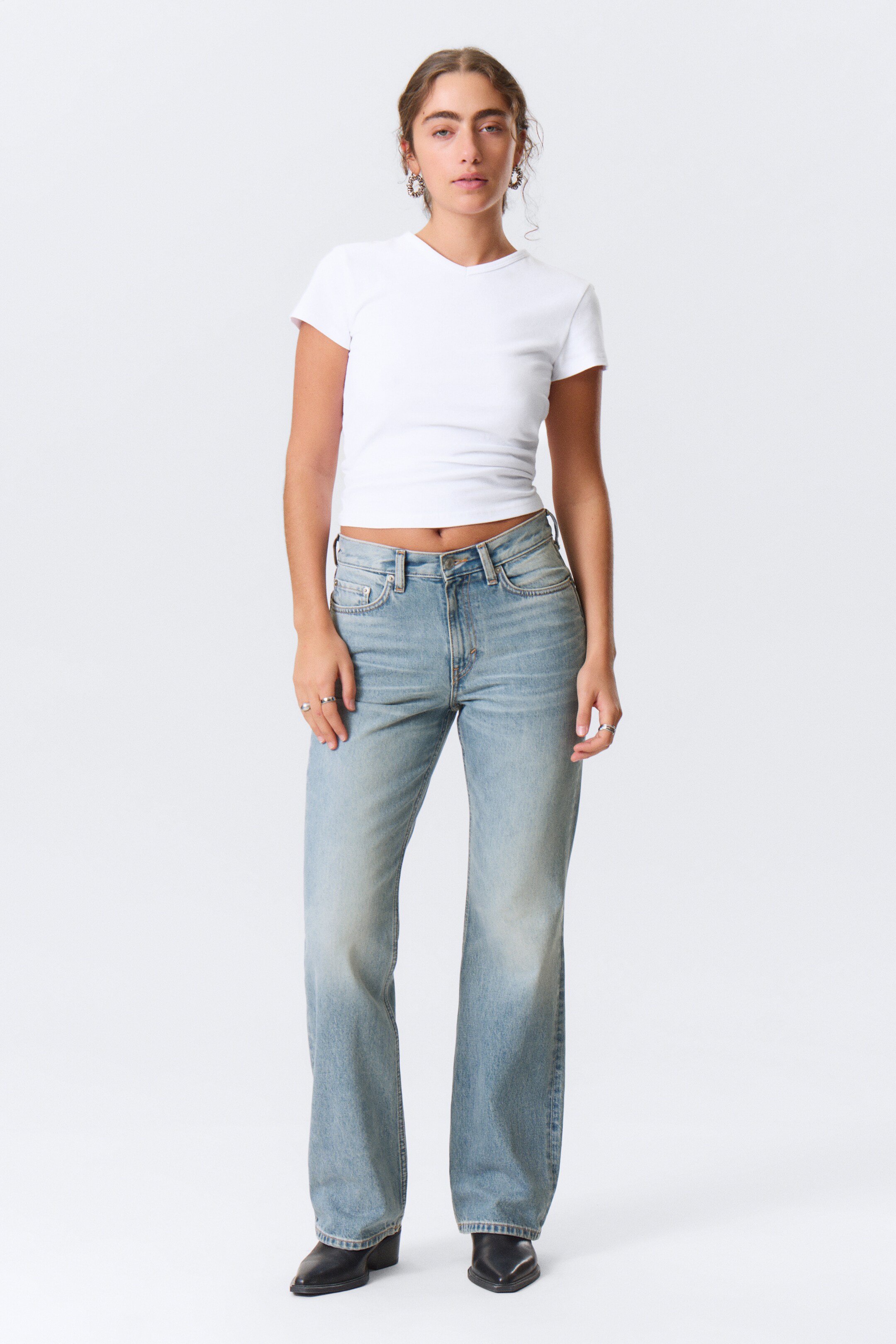 Visa större bild: Moon Mid Waist Regular Bootcut Leg Jeans - Seventeen Blue - Mellanblå - DAM | H&M FI 2