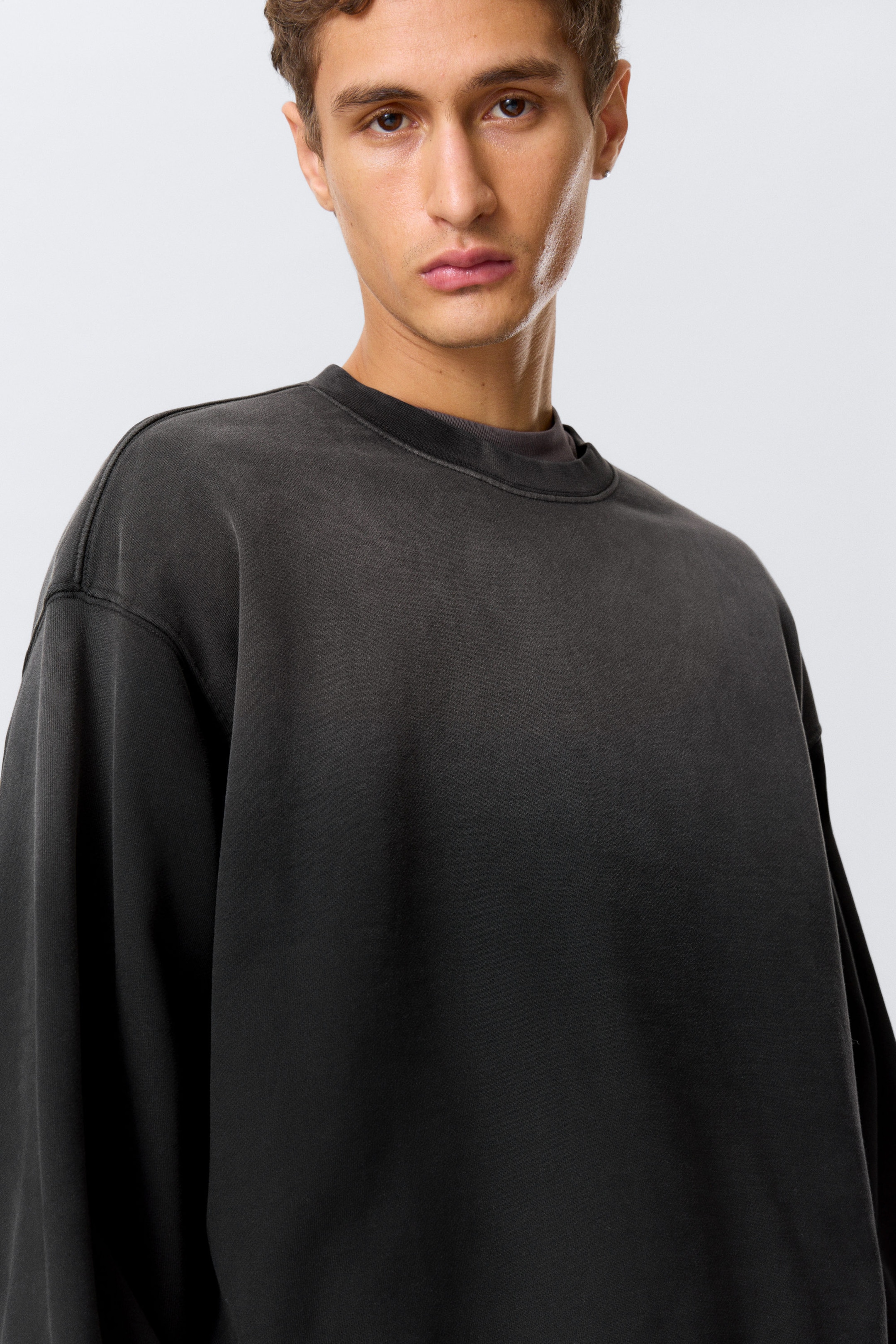 Verblasstes Schwarz - Boxy Sweatshirt im Used-Look - 1