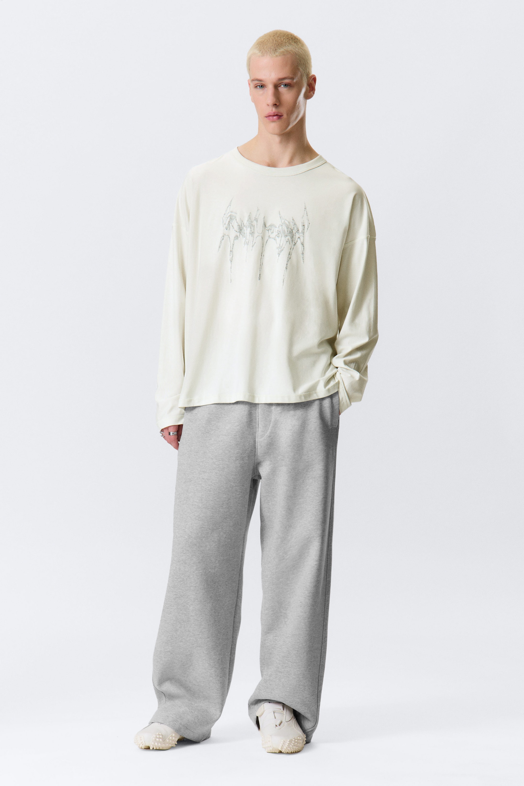 Staubiges Weiß - "Wasp" - Oversized Longsleeve mit Grafik - 2