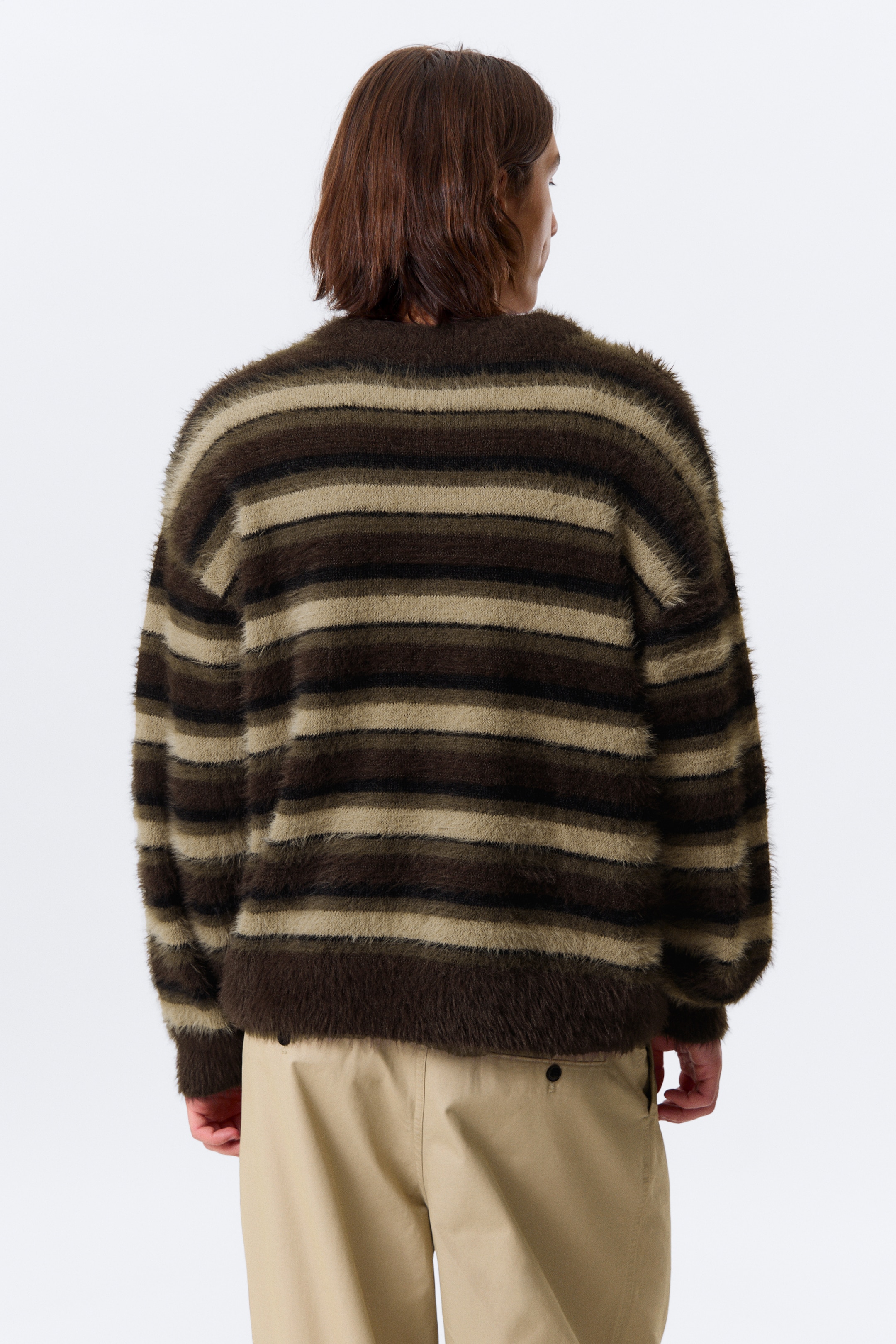 Visualizza immagine più grande: Un maglione lavorato a maglia viene mostrato dal RETRO, mostrando una vestibilità rilassata con spalle scese e un motivo a righe in tonalità di marrone e beige. Presenta una texture morbida e spazzolata e bordi a coste ai polsini e all'orlo.