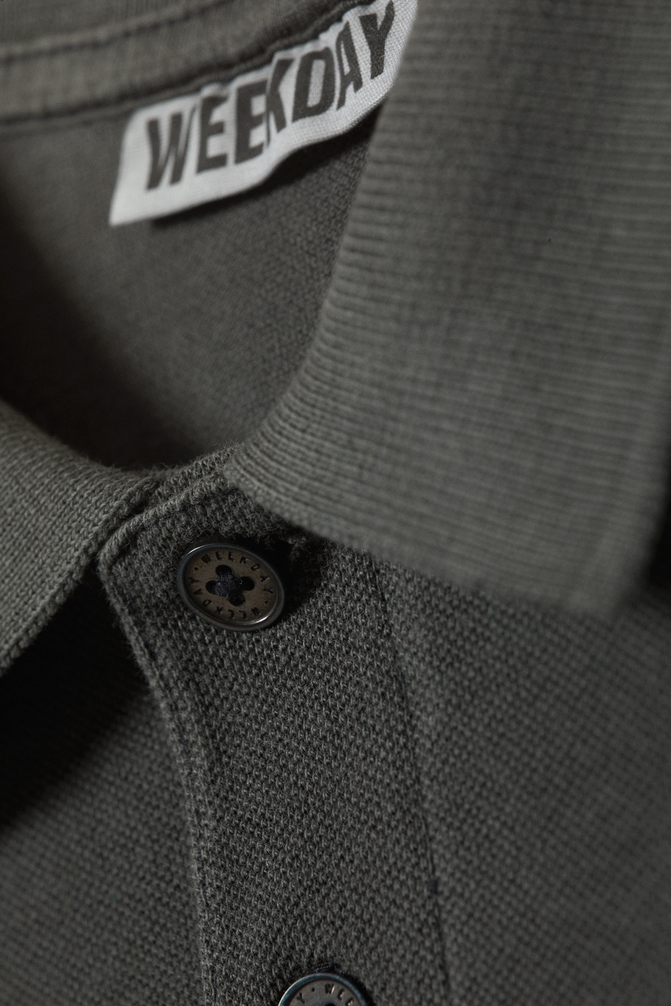 Dunkelgrau - Kurzärmliges Poloshirt aus Baumwoll-Piqué - 1