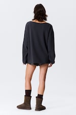 Donkerblauw - Ruimvallende off-shoulder pyjamatop van badstof - 2