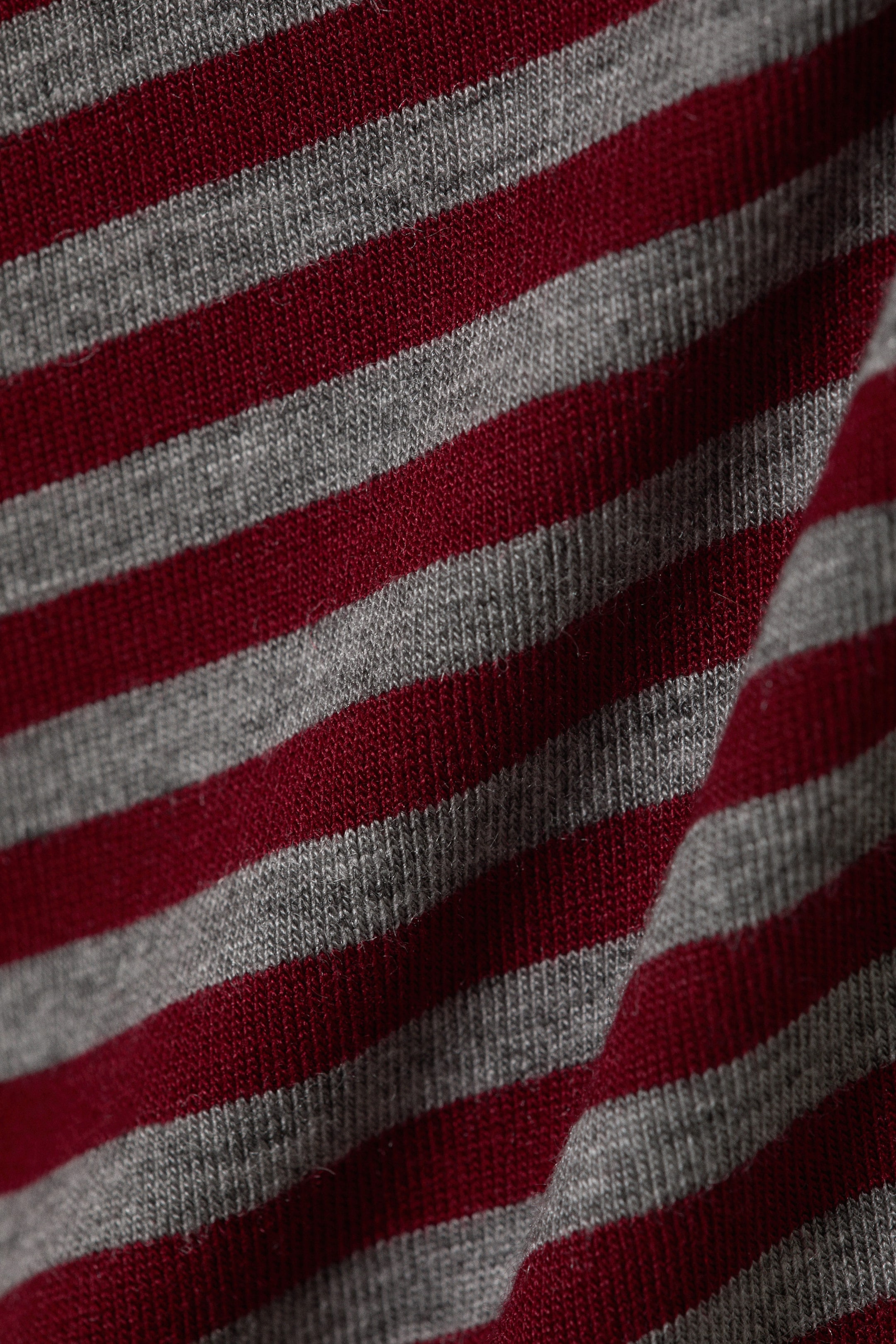 Dunkelrot & grau gestreift - Gestreiftes ärmelloses Top mit U-Boot-Ausschnitt - 4