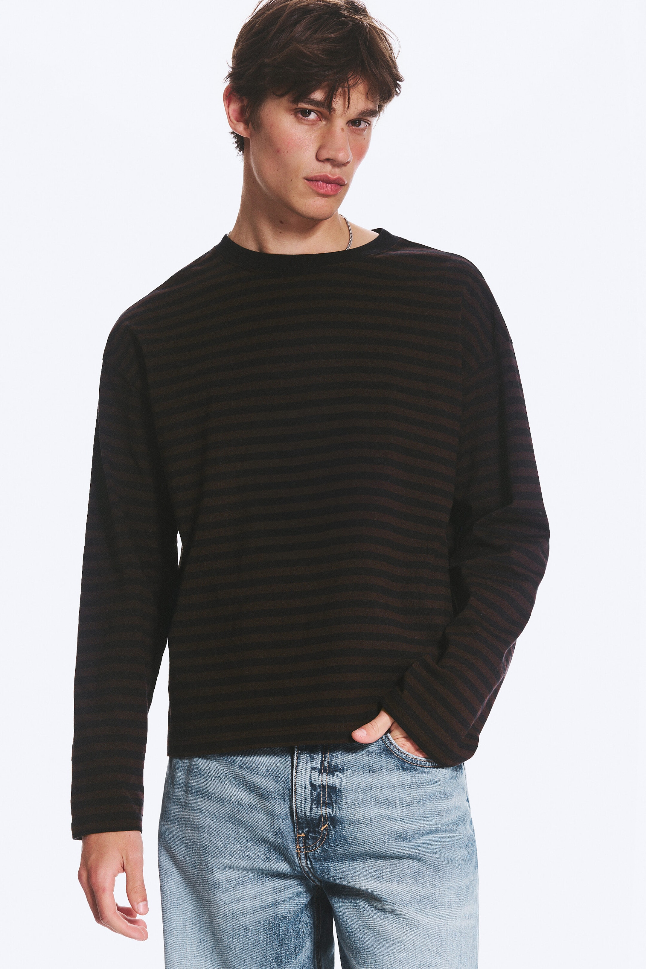 Dunkelbraun gestreift - Boxy Longsleeve mit lockerer Passform - 2