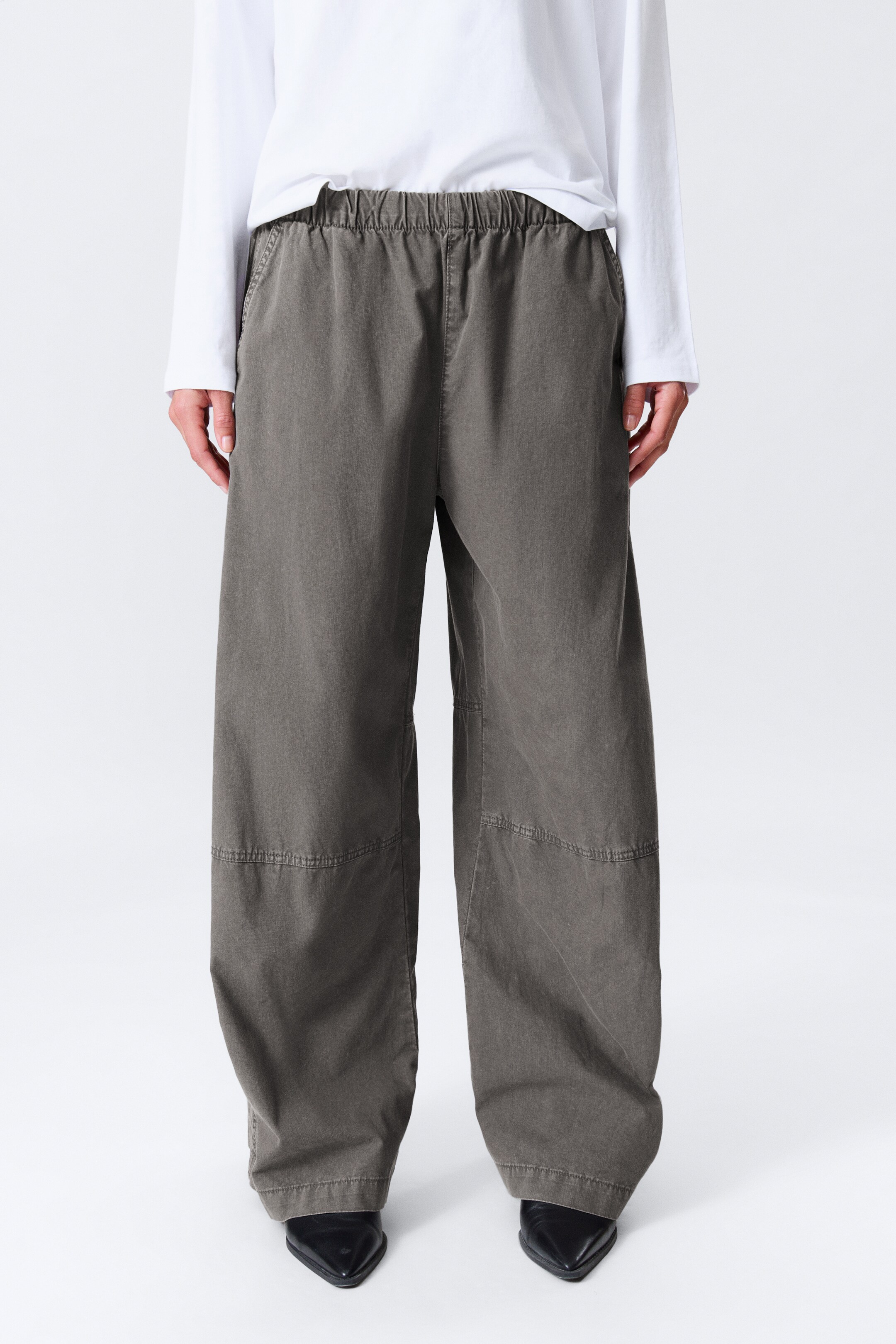 Visa större bild: Low Rise Baggy Pull-On Trousers - Grå - DAM | H&M SE 5