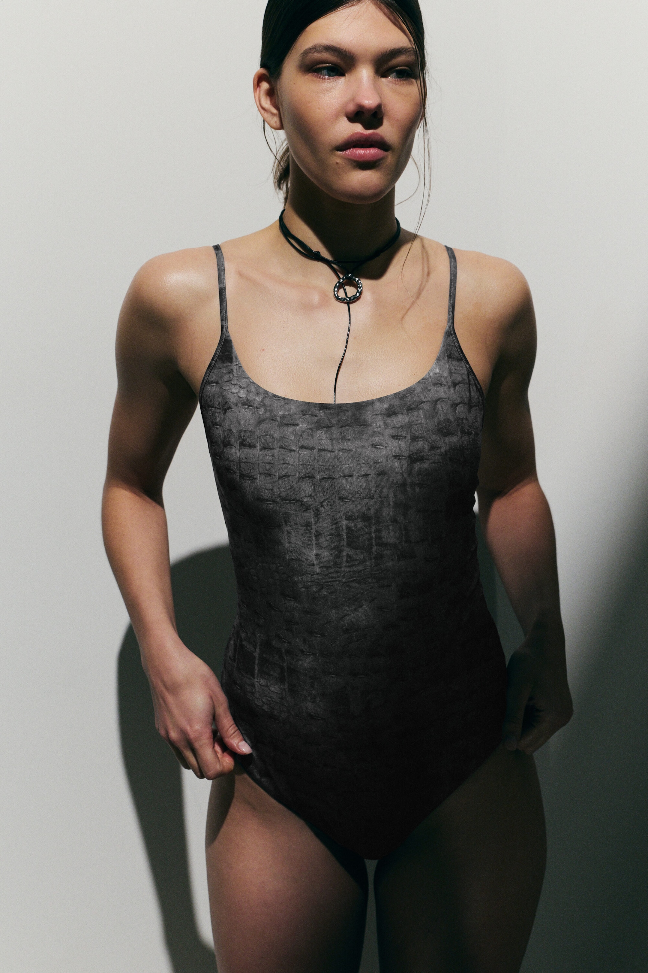 Dunkelgrau - Alligator-Print - Badeanzug mit eckigem Ausschnitt und Print - 2