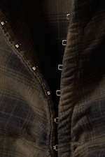 Dunkelbraun kariert - Ein langärmliges, tailliertes Hemd aus Satin. - 1