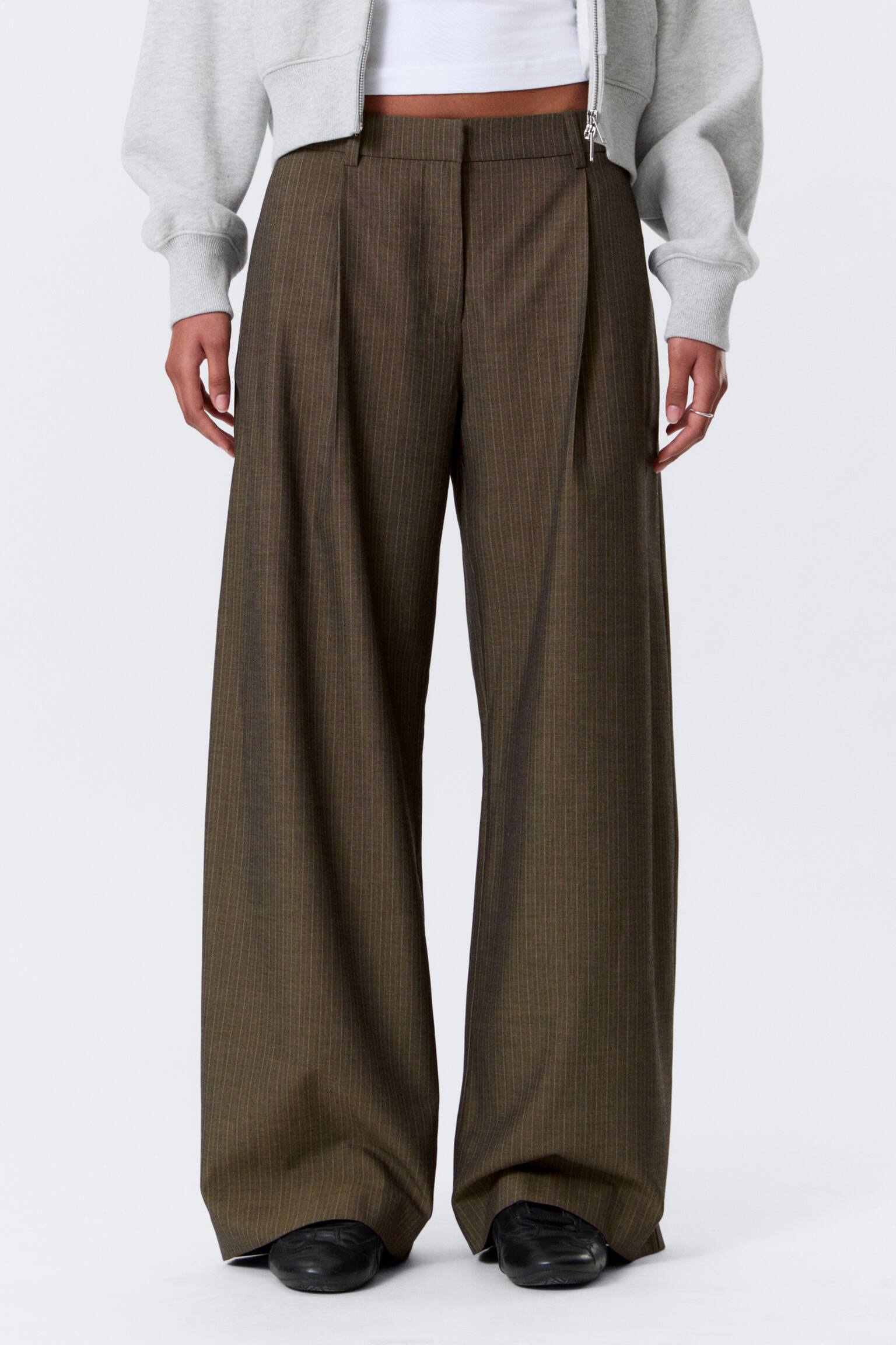 Weite Anzughose mit niedriger Taille - Graubraun - Nadelstreifen/Schwarz/Dunkelgrau/Grau meliert mit Nadelstreifen - 6