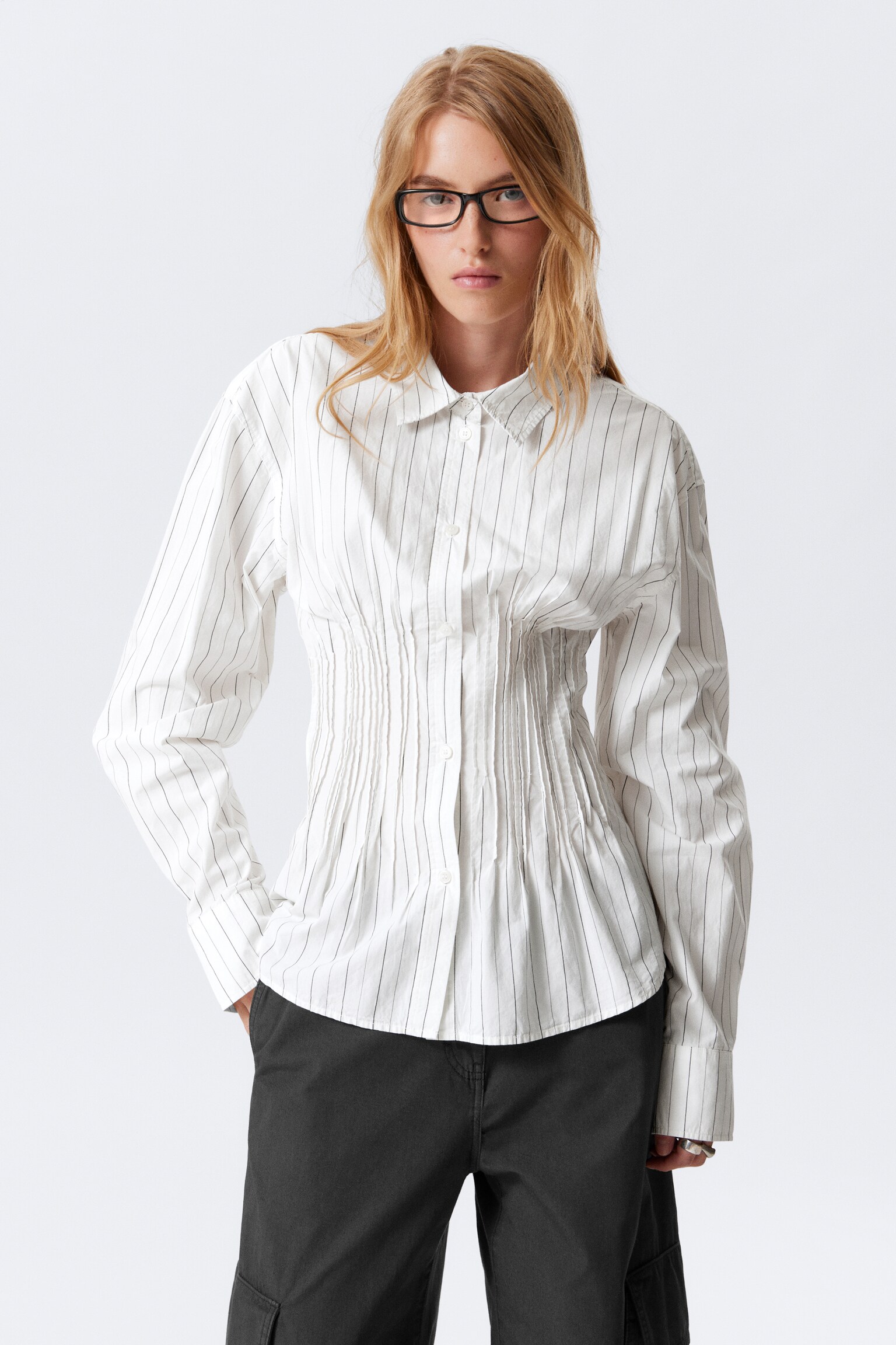 Skjorta i bomullspoplin med rynkad midja - Vit/Svart/Striped Black - 4