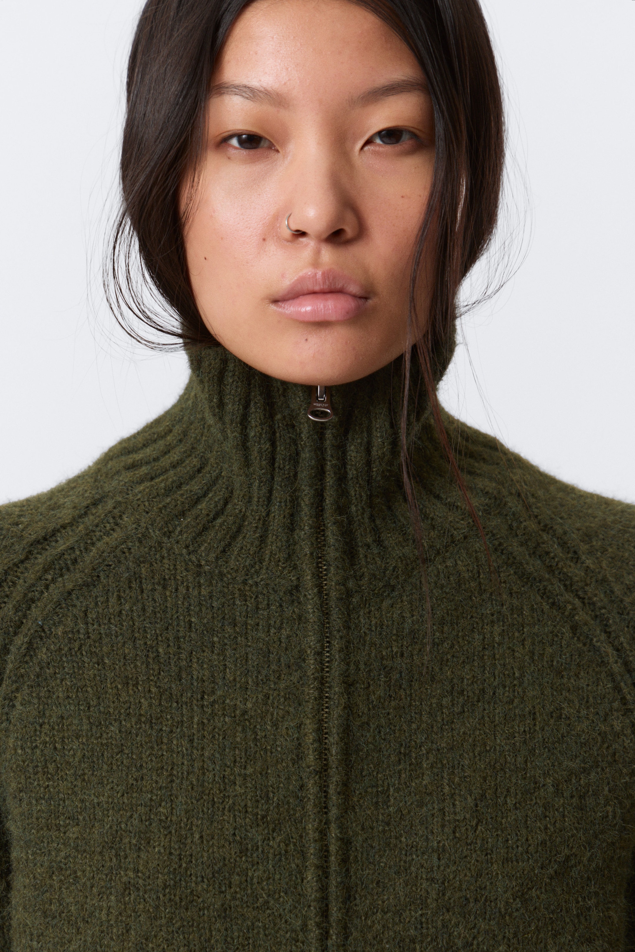 Dunkles Moosgrün - Weicher Strick-Cardigan mit Reißverschluss - 2