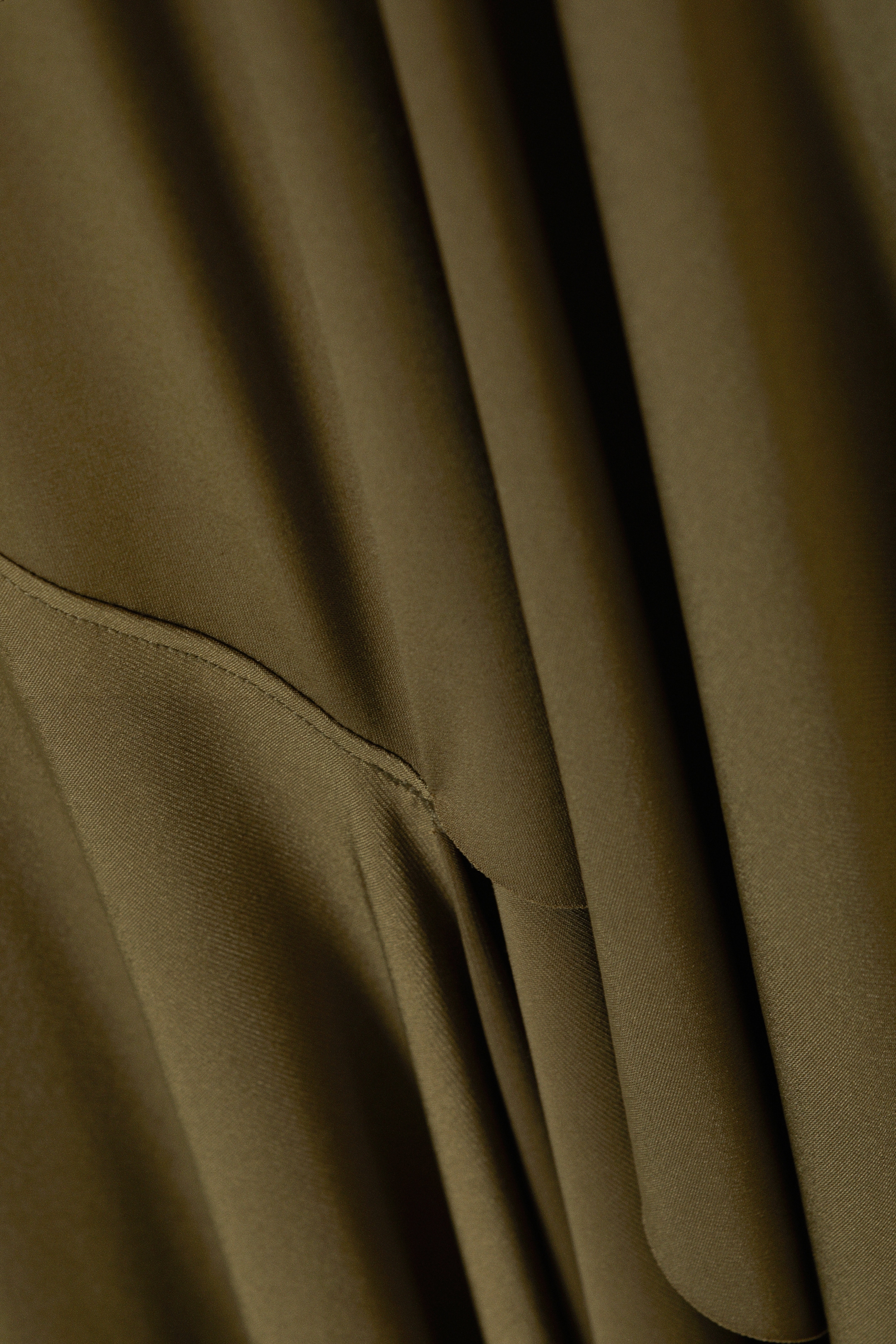 Visa större bild: Långärmad asymmetrisk draperad klänning - Mörk khakigrön - DAM | H&M SE 2