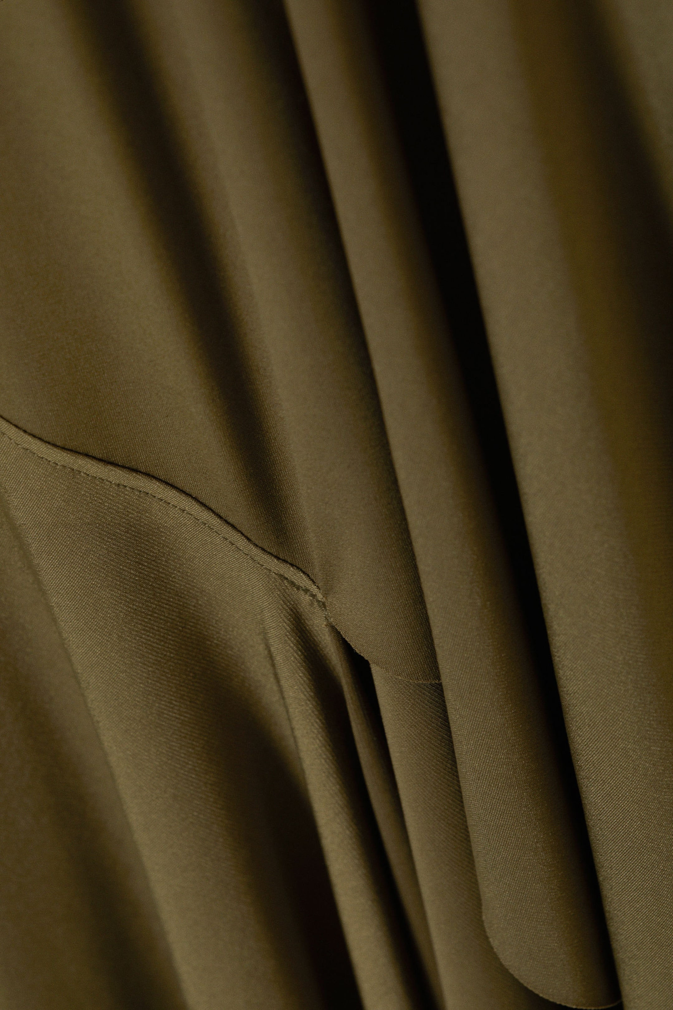 Dunkles Khakigrün - Langärmeliges, asymmetrisches Drapé-Kleid - 2