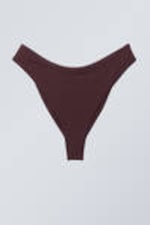 Dunkles Kastanienbraun - Bikinihöschen mit tiefem Ausschnitt - 0