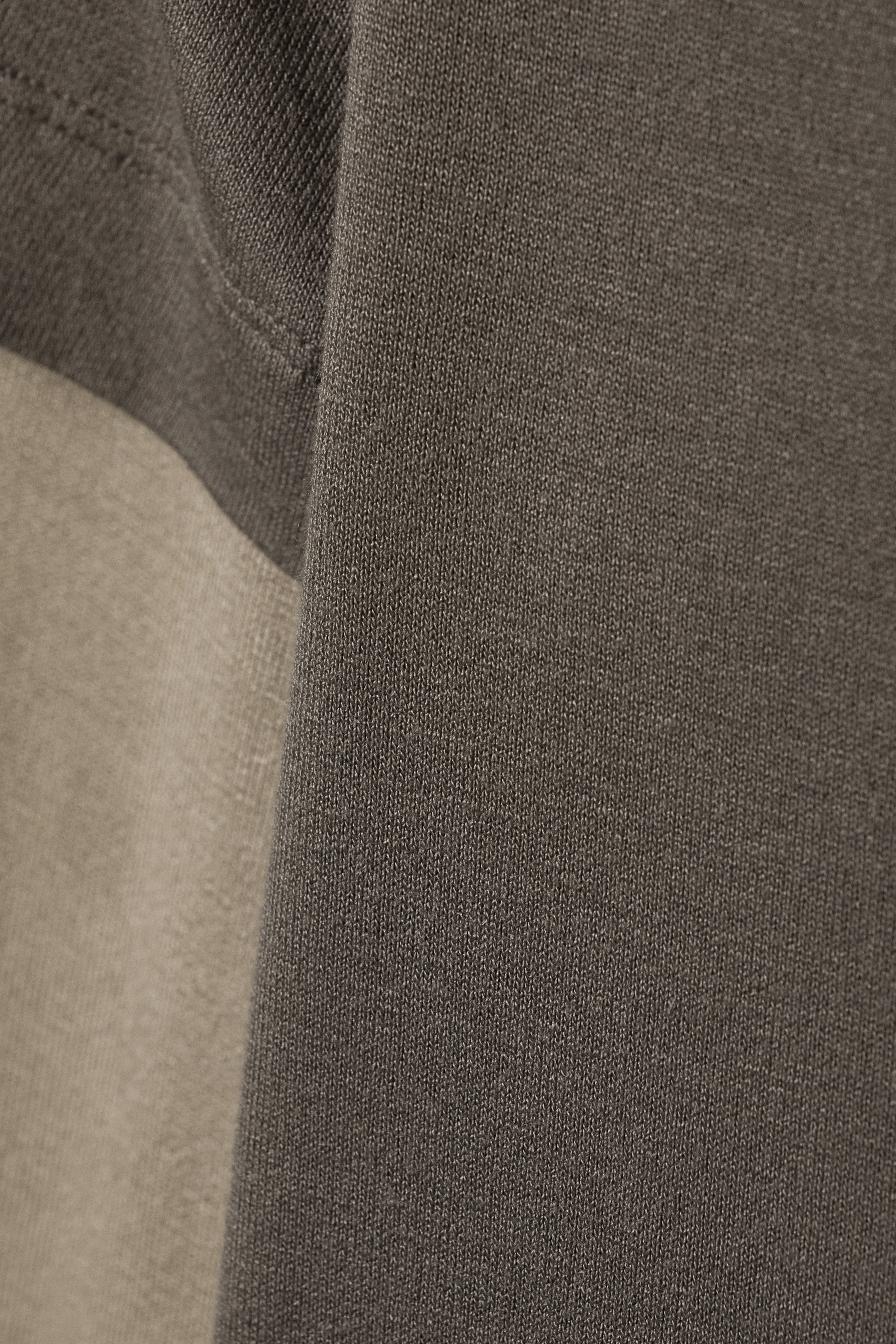 Grotere afbeelding bekijken: Slim fit dubbellaags T-shirt met lange mouwen - Donkertaupe - DAMES | H&M BE 2