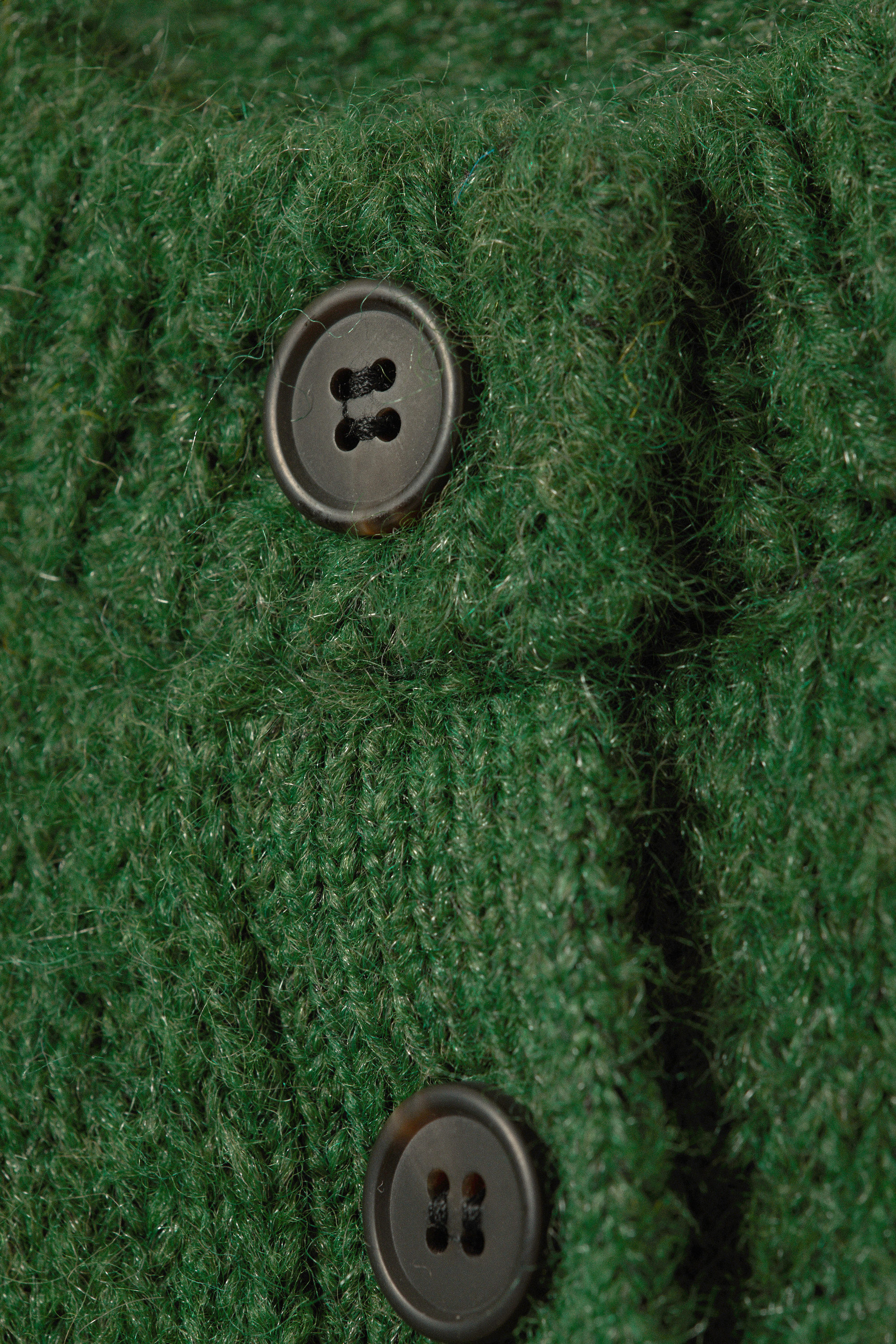 Dunkelgrün - Weicher Cardigan mit schmaler Passform und Knöpfen - 2