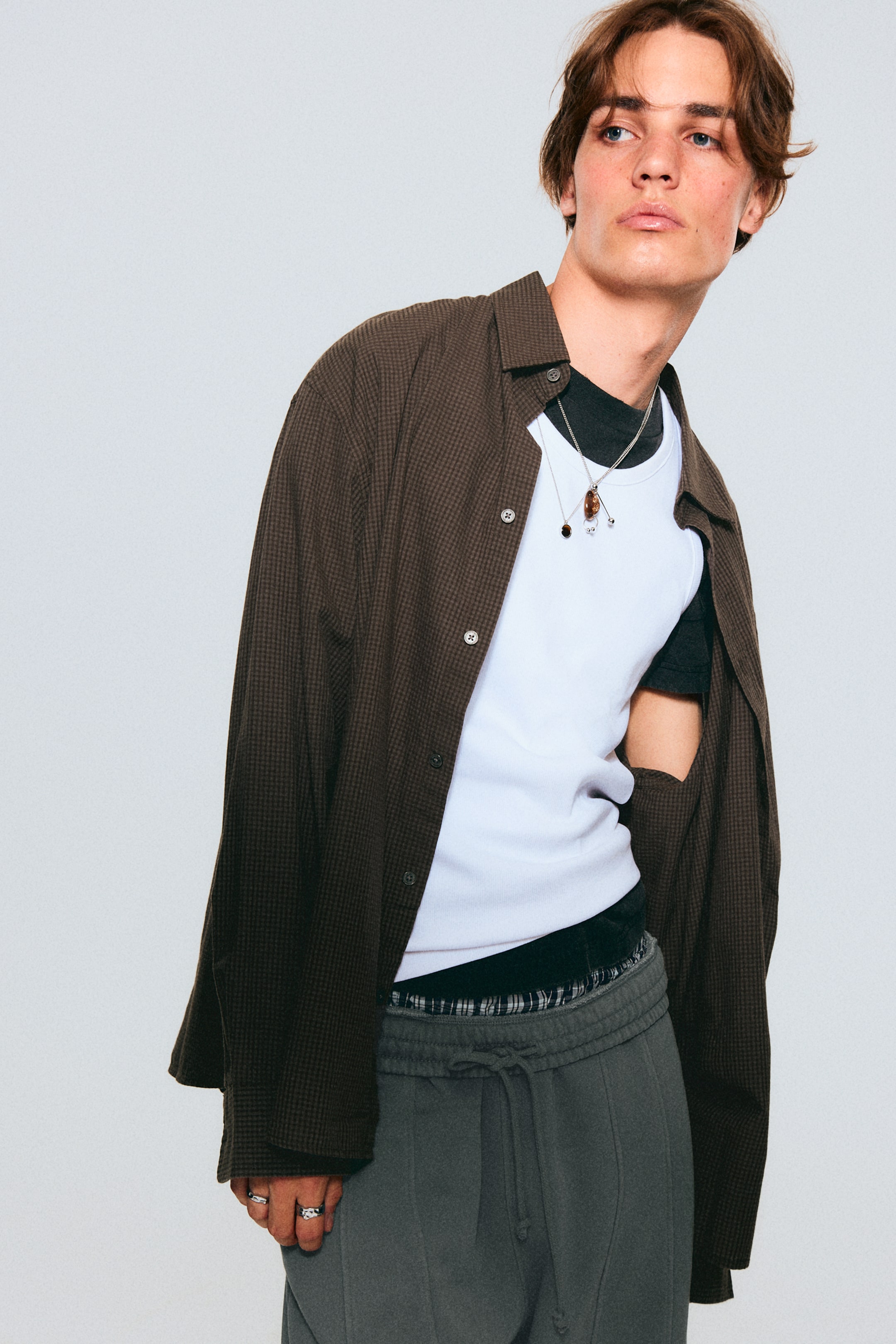 Zobrazit větší obrázek: Oversized Checked Shirt - Kostkovaná tmavě hnědá - MUŽI | H&M CZ 2