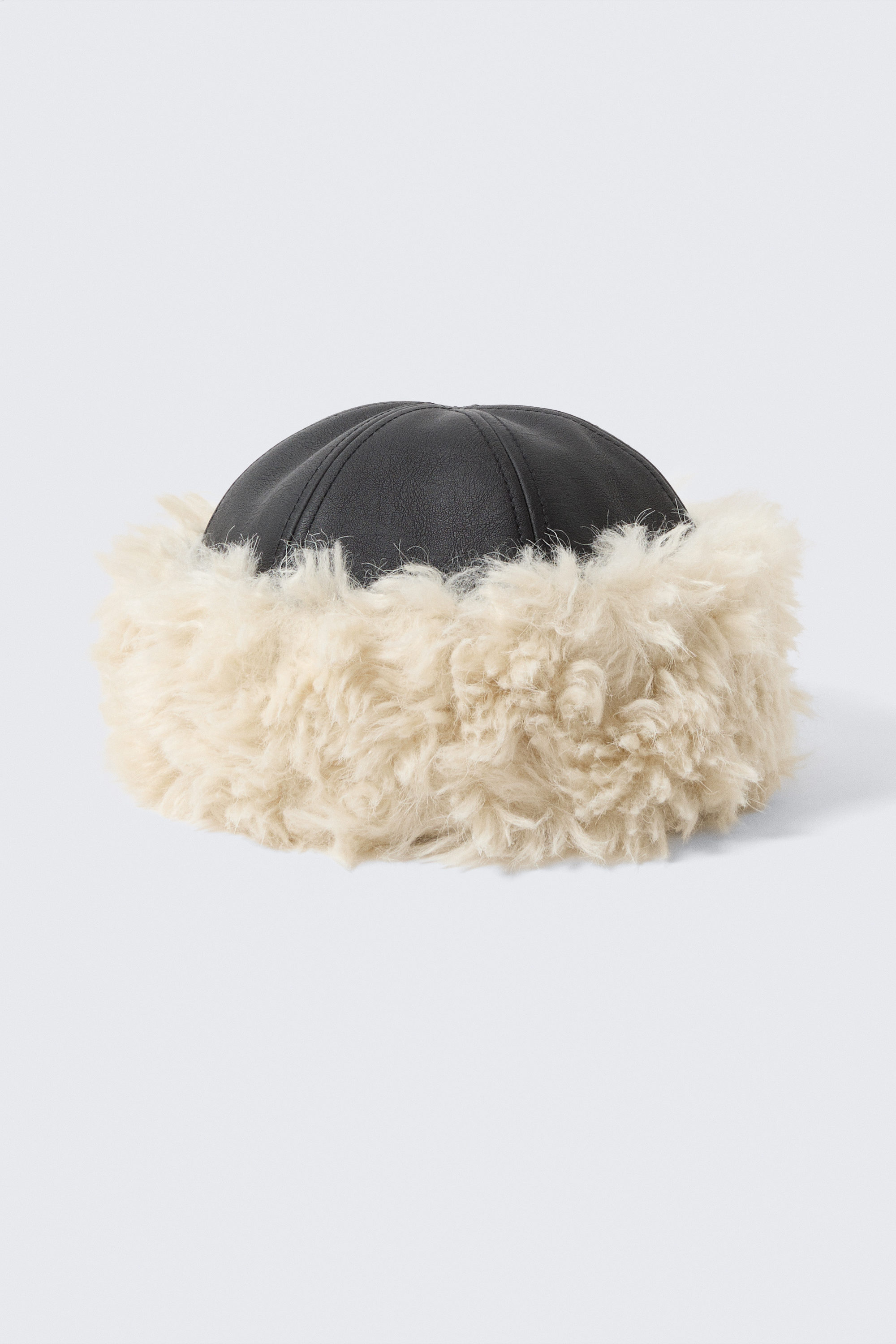 Black - Mössa med fuskpäls