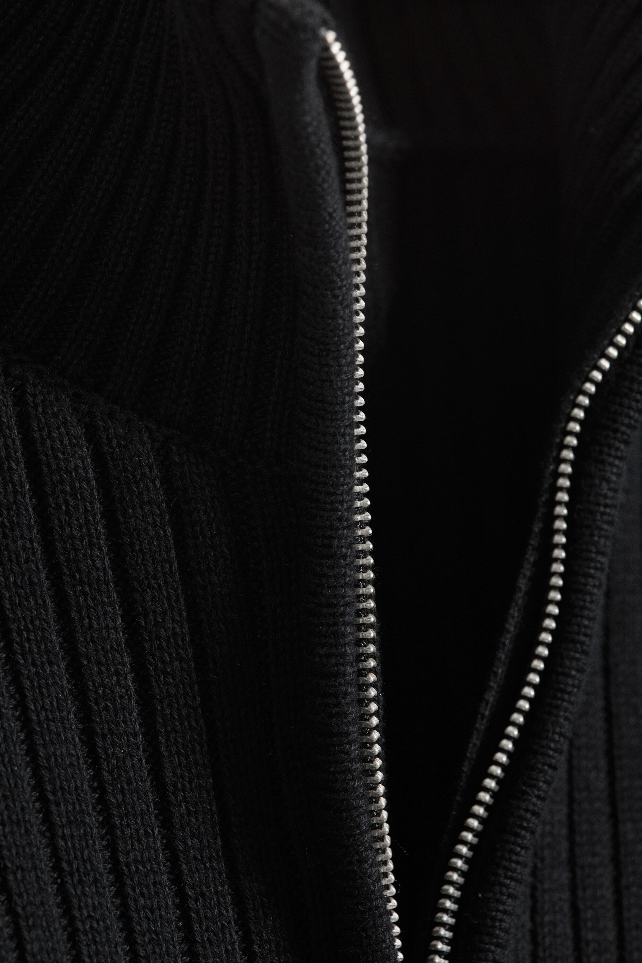 Schwarz - Lockerer Strick-Cardigan mit Reißverschluss - 4