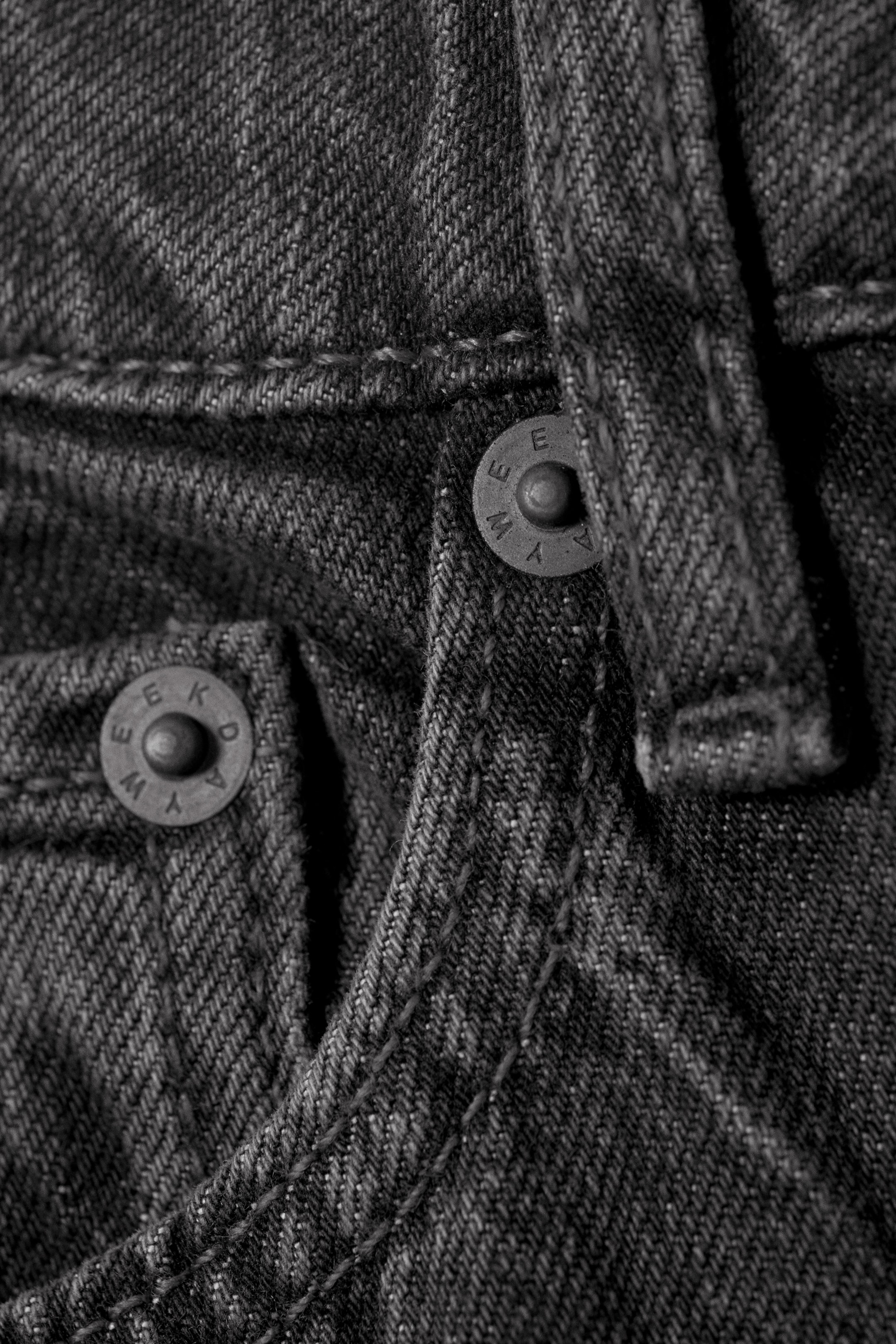 Visa större bild: Ample Low Waist Loose Wide Leg Jeans - Risso Black - Black - DAM | H&M SE 7