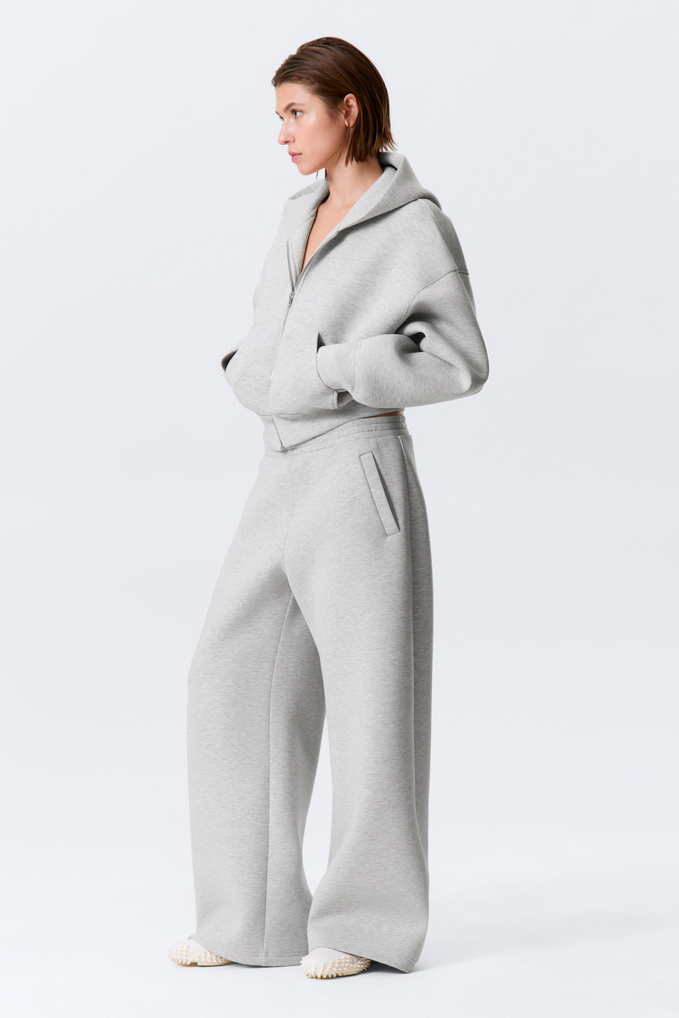 Zobraziť väčší obrázok: Voľné široké nohavice zo scuba materiálu - Sivá melírovaná - ŽENY | H&M SK 2